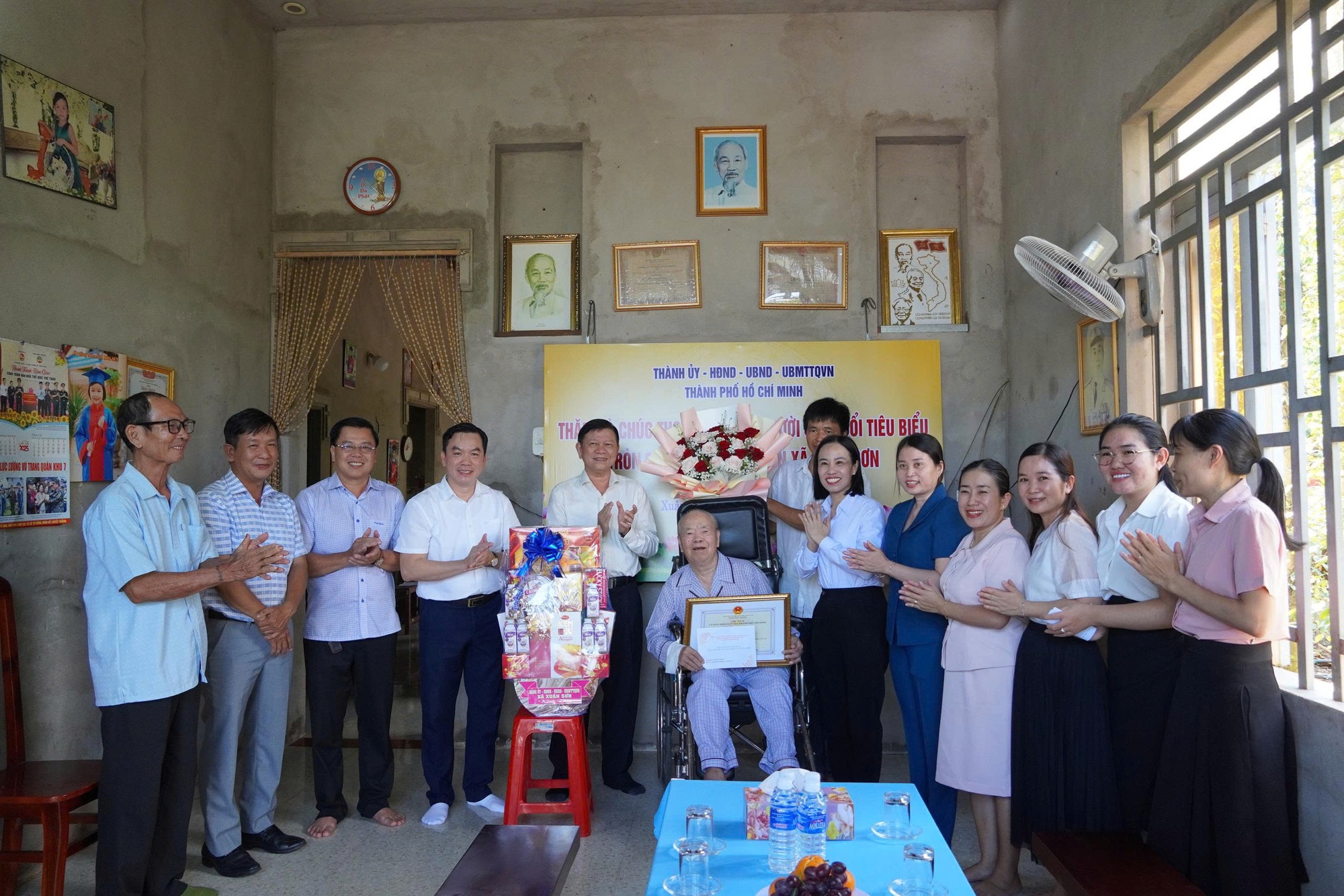 TP.HCM thăm, chúc thọ người cao tuổi tiêu biểu dịp 85 năm Ngày truyền thống Người cao tuổi Việt Nam - Ảnh 6. TP.HCM thăm, chúc thọ người cao tuổi tiêu biểu dịp 85 năm Ngày truyền thống người cao tuổi Việt Nam - Ảnh 6.