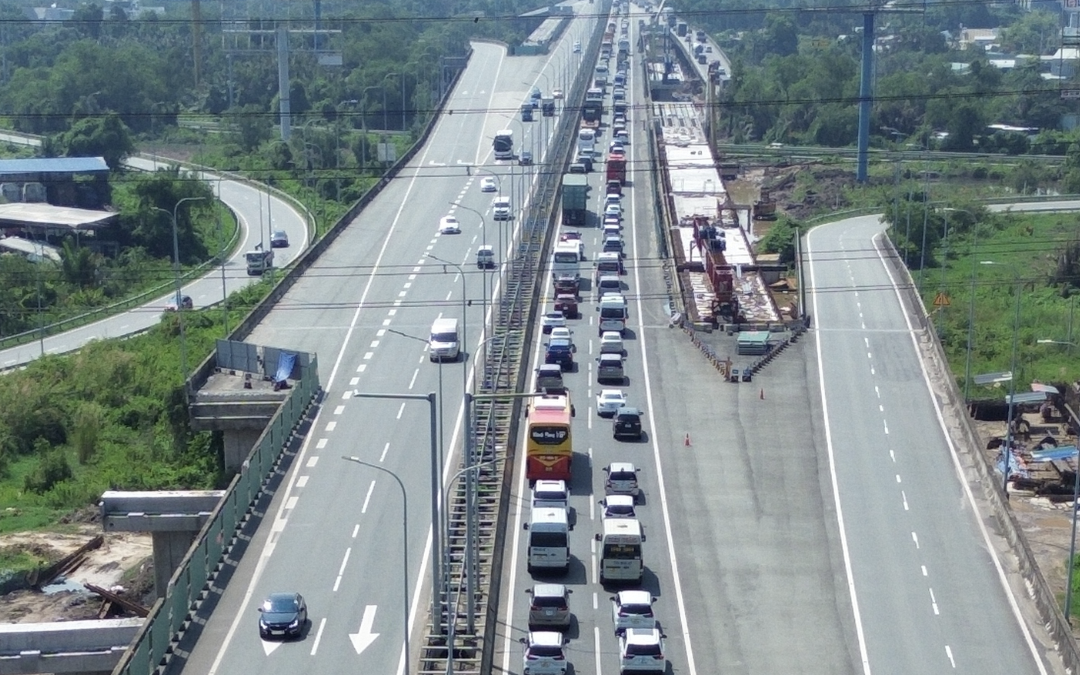 Drivers torn between safety and 'cut-in' fears as Vietnam cracks down on expressway tailgating - Ảnh 2.
