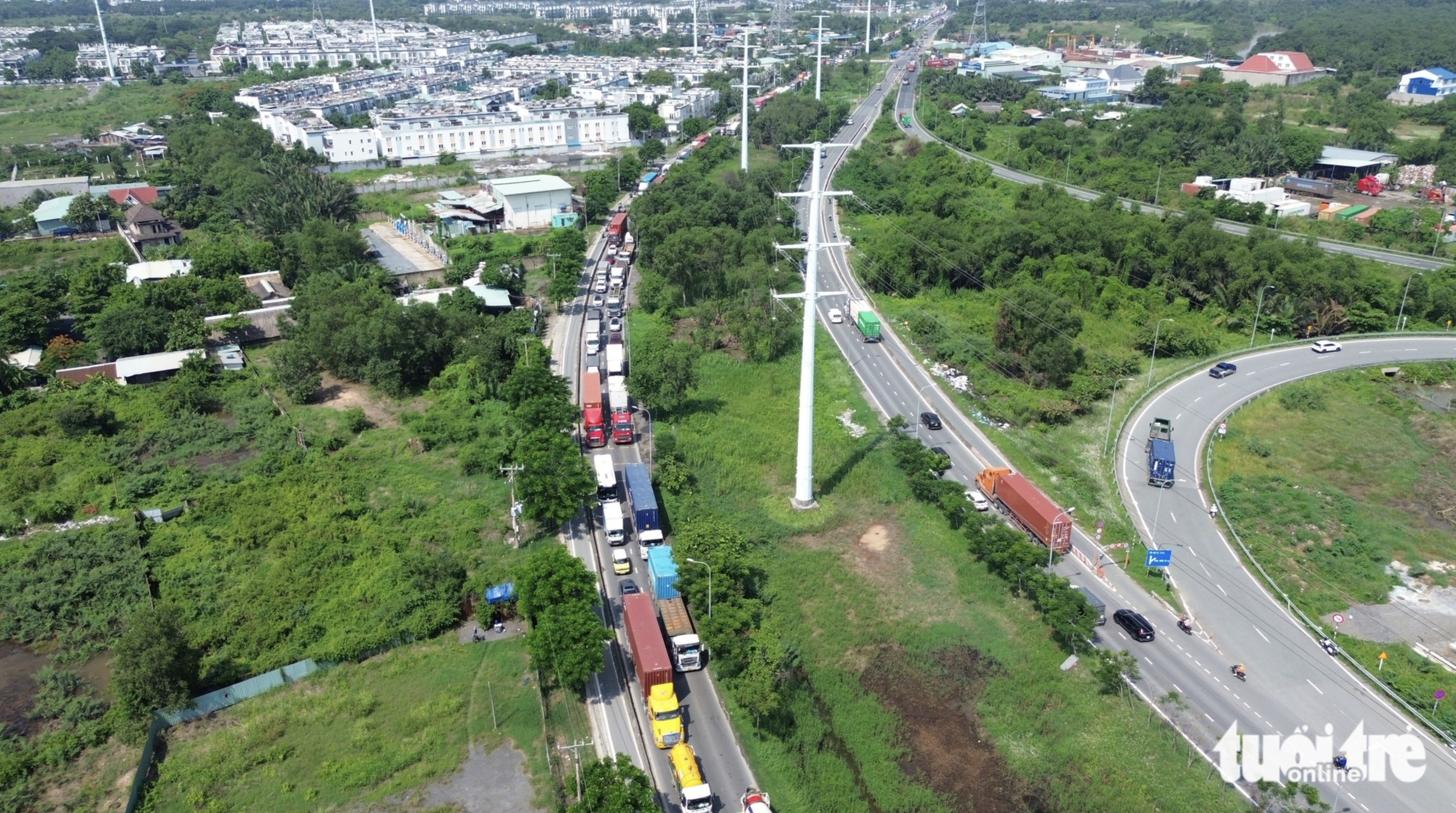 10km gridlock hits southern Vietnamese expressway amid weekend travel rush- Ảnh 1.