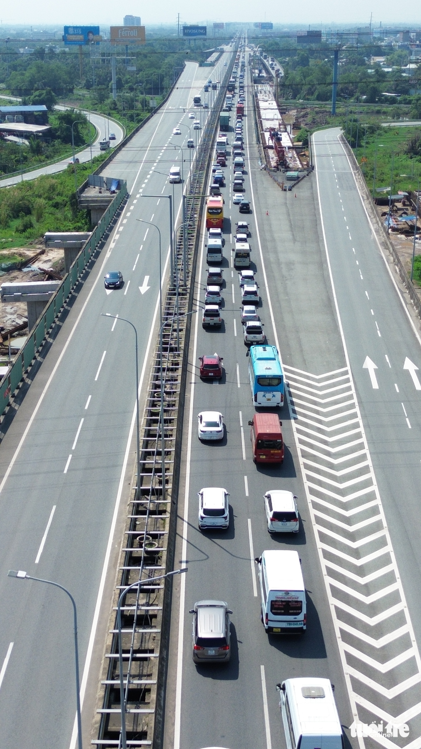 Kẹt xe 10km trên cao tốc TP.HCM - Long Thành - Ảnh 1.