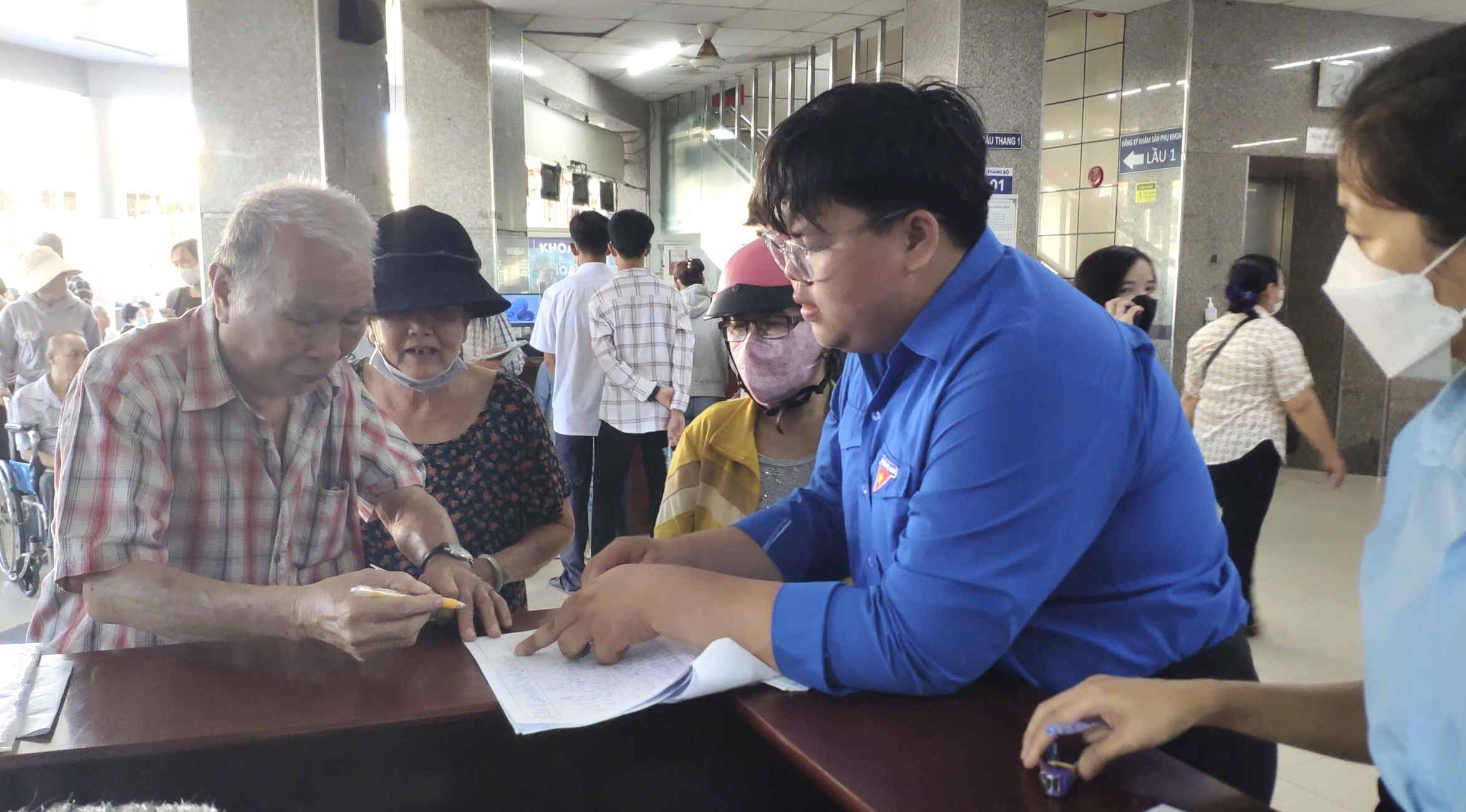 Hàng nghìn người dân TP.HCM được y bác sĩ đến tận nhà thăm khám, theo dõi sức khỏe - Ảnh 4.