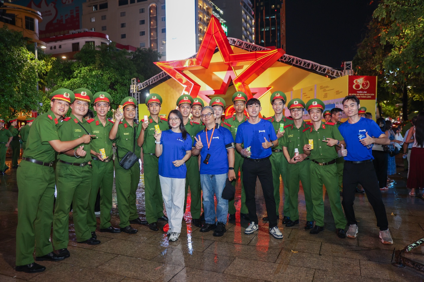 Vinamilk mang đến những trạm tiếp năng lượng giữa Gala “Tổ quốc bình yên” - Ảnh 1.