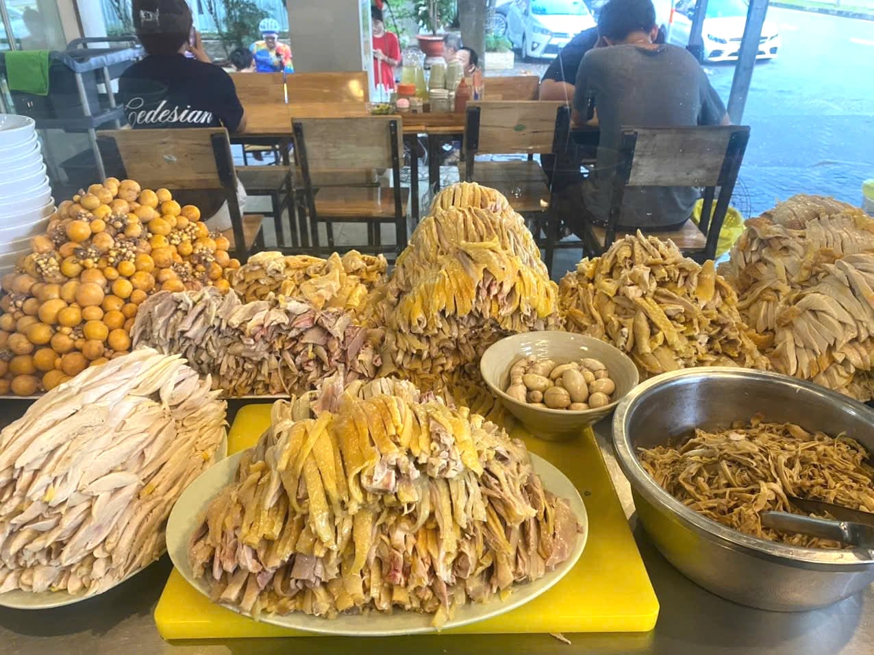In Ho Chi Minh City, this ‘pho’ restaurant serves only roosters, saying they make best broth- Ảnh 1.