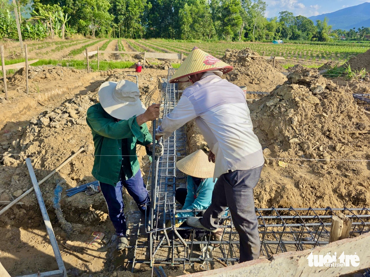 Khởi công nhà tránh lũ cộng đồng đầu tiên tại 'rốn lũ' Hòa Thịnh - Ảnh 3.