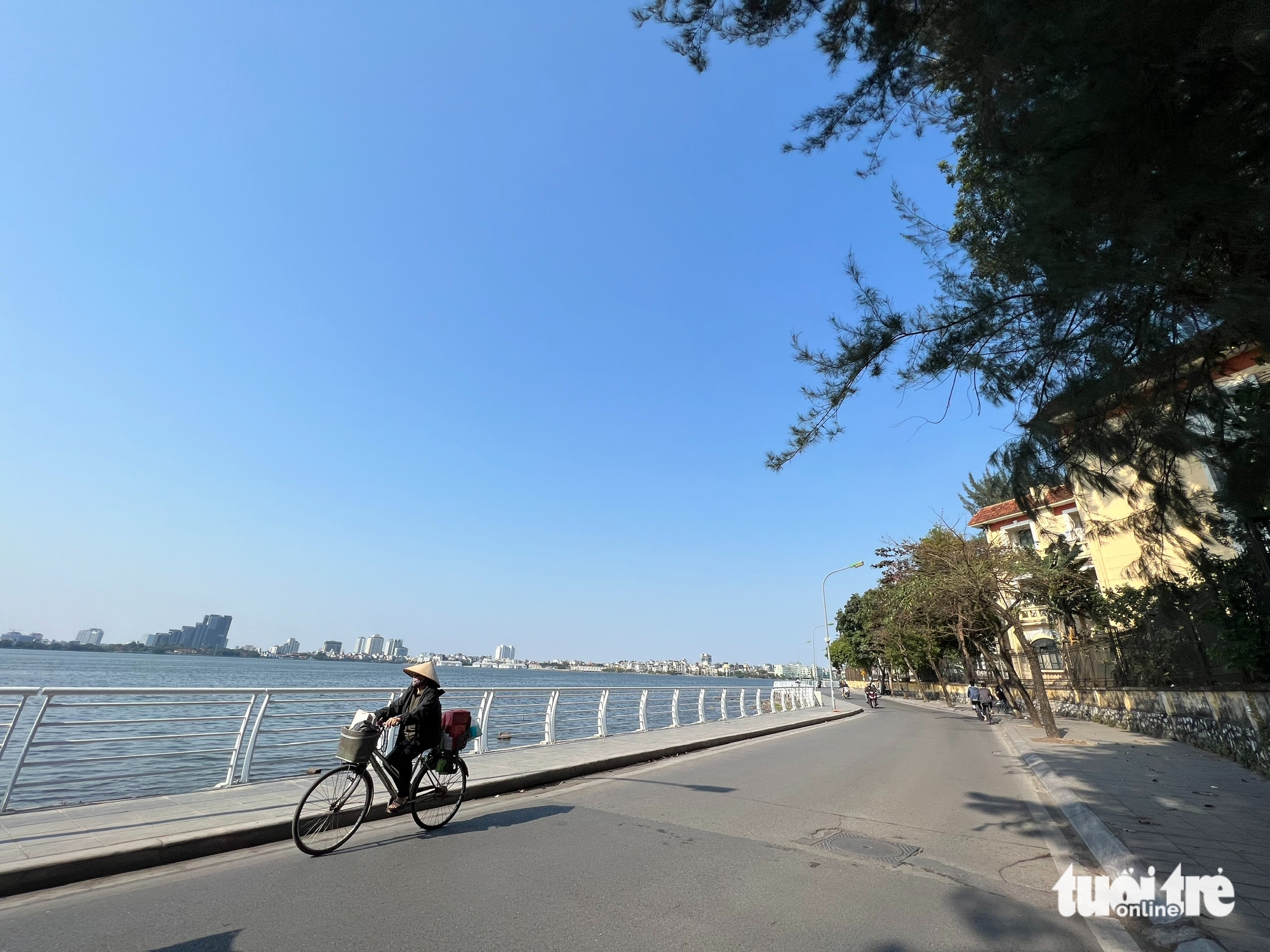 Hà Nội duyệt chủ trương mở rộng đường quanh hồ Tây, dự tính làm cầu cạn vươn ra mặt hồ - Ảnh 2.