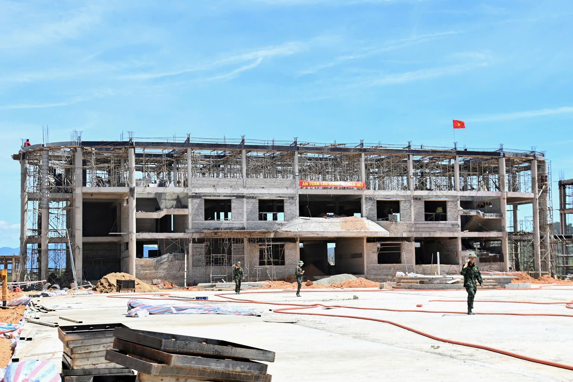 Bộ đội biên phòng Huế ra quân hỗ trợ xây trường nội trú ở vùng biên A Lưới - Ảnh 1.