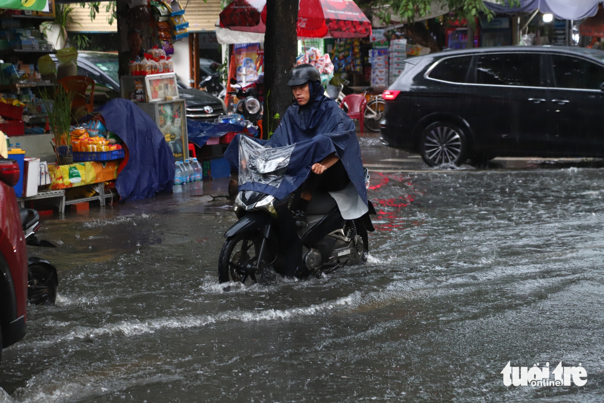Mưa lớn tại TP.HCM chiều nay, nhiều đường ngập cục bộ - Ảnh 2.