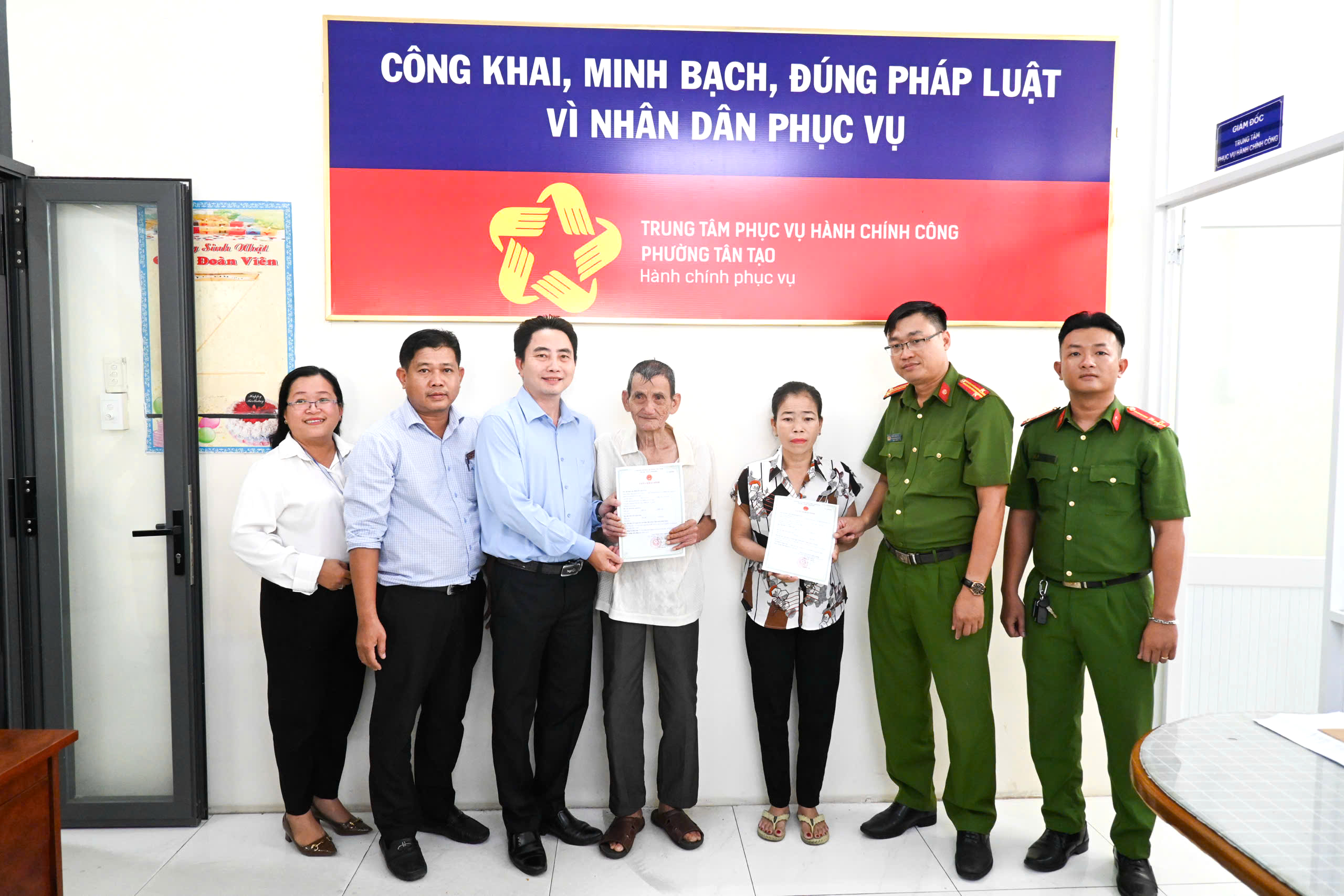Phường Tân Tạo trao giấy khai sinh cho 2 người dân thuộc diện nhân khẩu đặc thù - Ảnh 1.