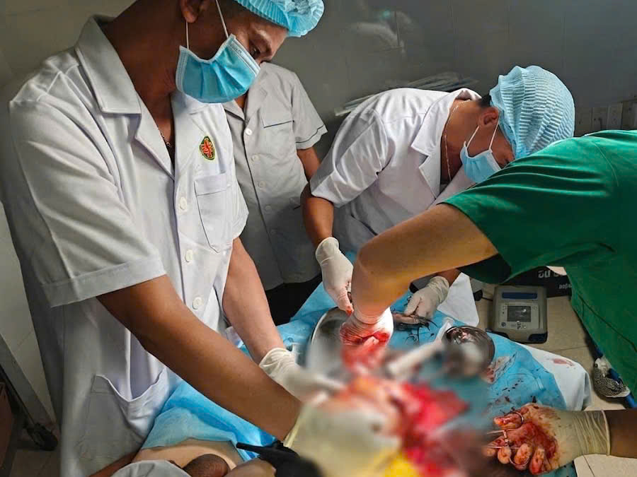 Bệnh xá Trường Sa hội chẩn với Bệnh viện Quân y 354 cứu ngư dân đứt lìa chân - Ảnh 1.