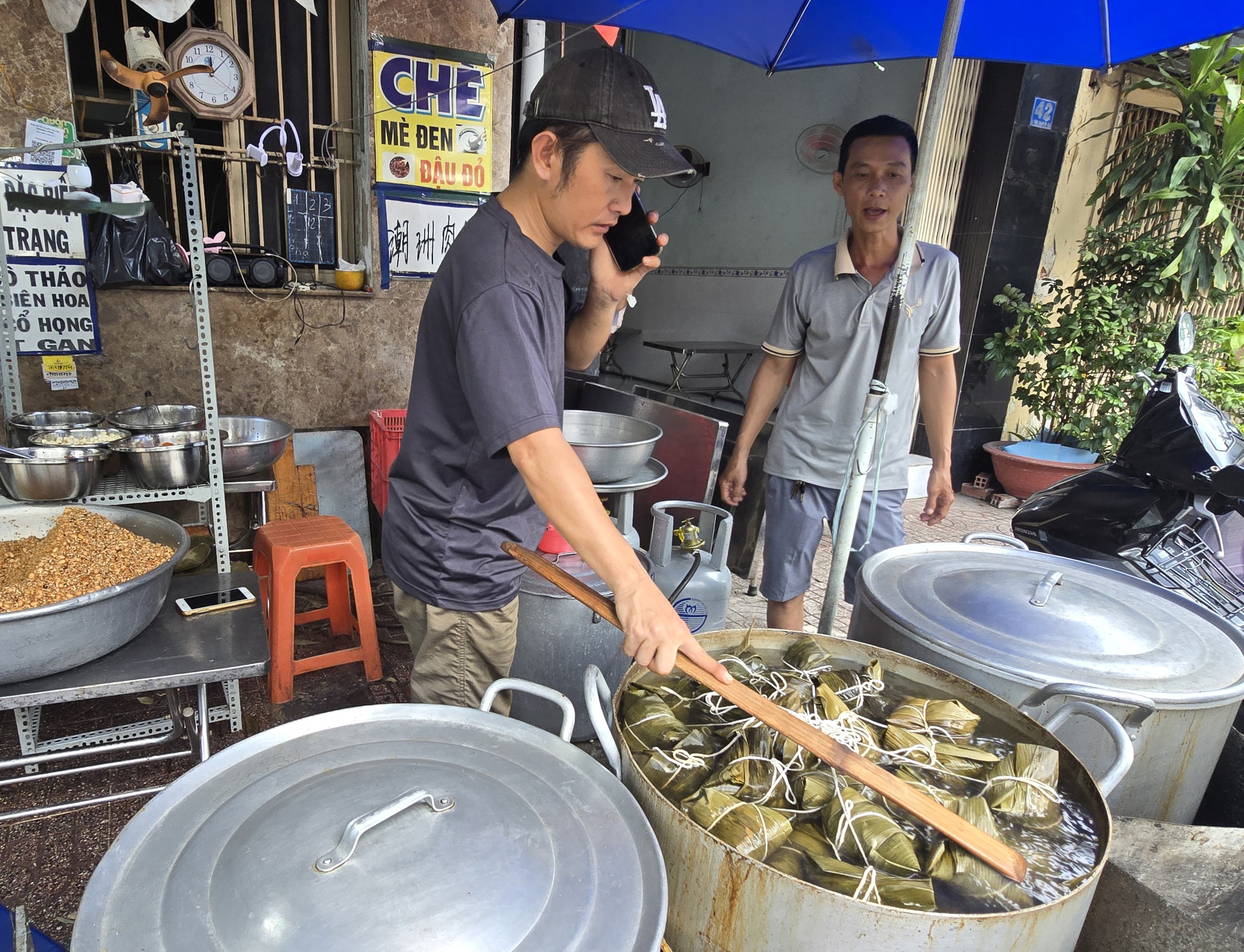Nấu bánh bá trạng suốt đêm phục vụ Tết Đoan ngọ mùng 5-5 - Ảnh 3.