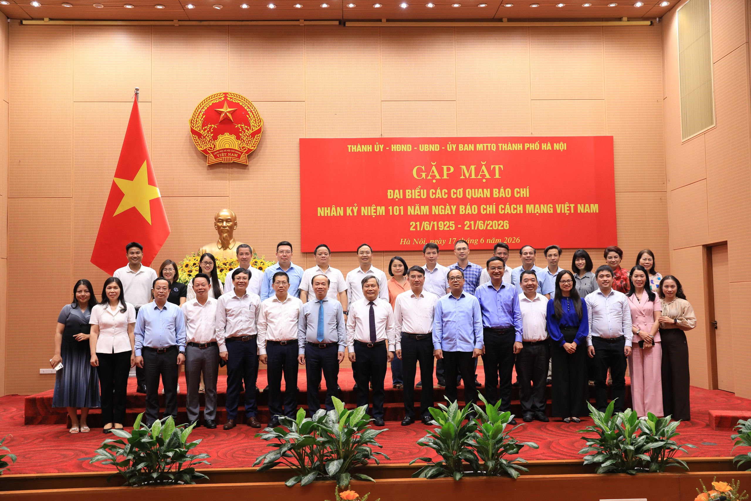 Chủ tịch Hà Nội: - Ảnh 2.