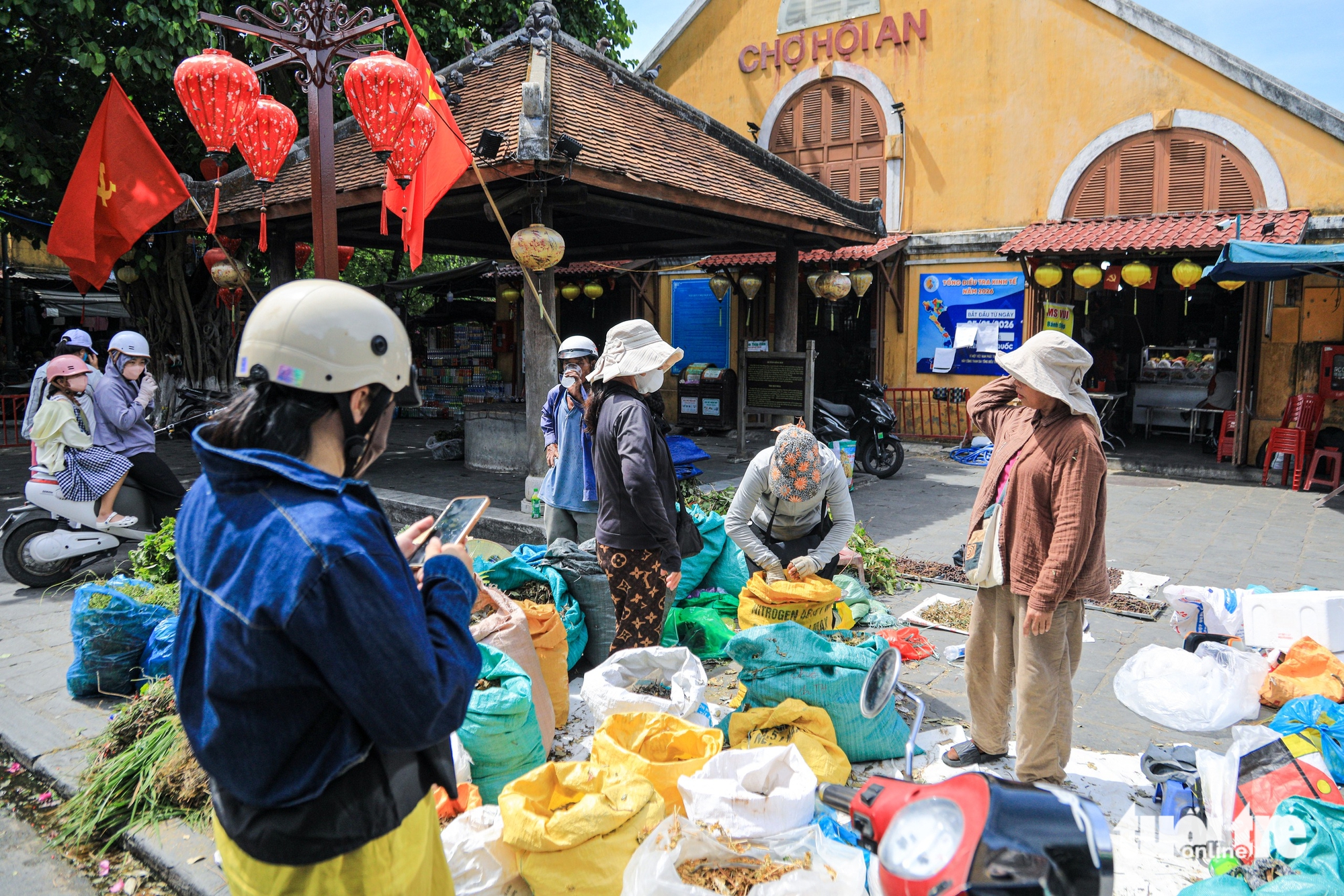 Người phố Hội chi tiền triệu mua 'thần dược' dịp Tết Đoan Ngọ - Ảnh 1. Người phố Hội chi tiền triệu mua 'thần dược' dịp Tết Đoan Ngọ - Ảnh 1.