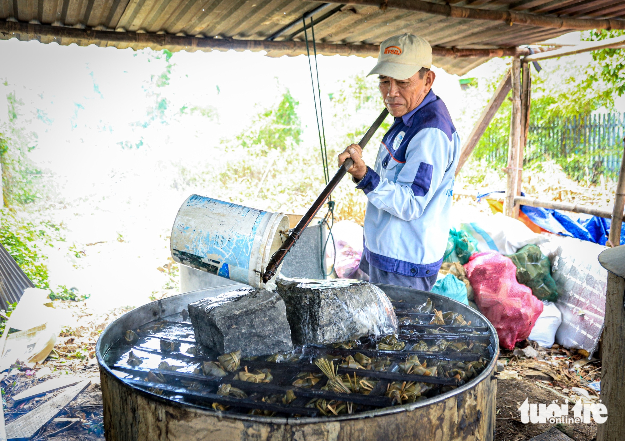 Bánh ú tro Hội An vào mùa, làm đến đâu bán hết đến đó - Ảnh 2. Bánh ú tro Hội An vào mùa, làm đến đâu bán hết đến đó - Ảnh 2.