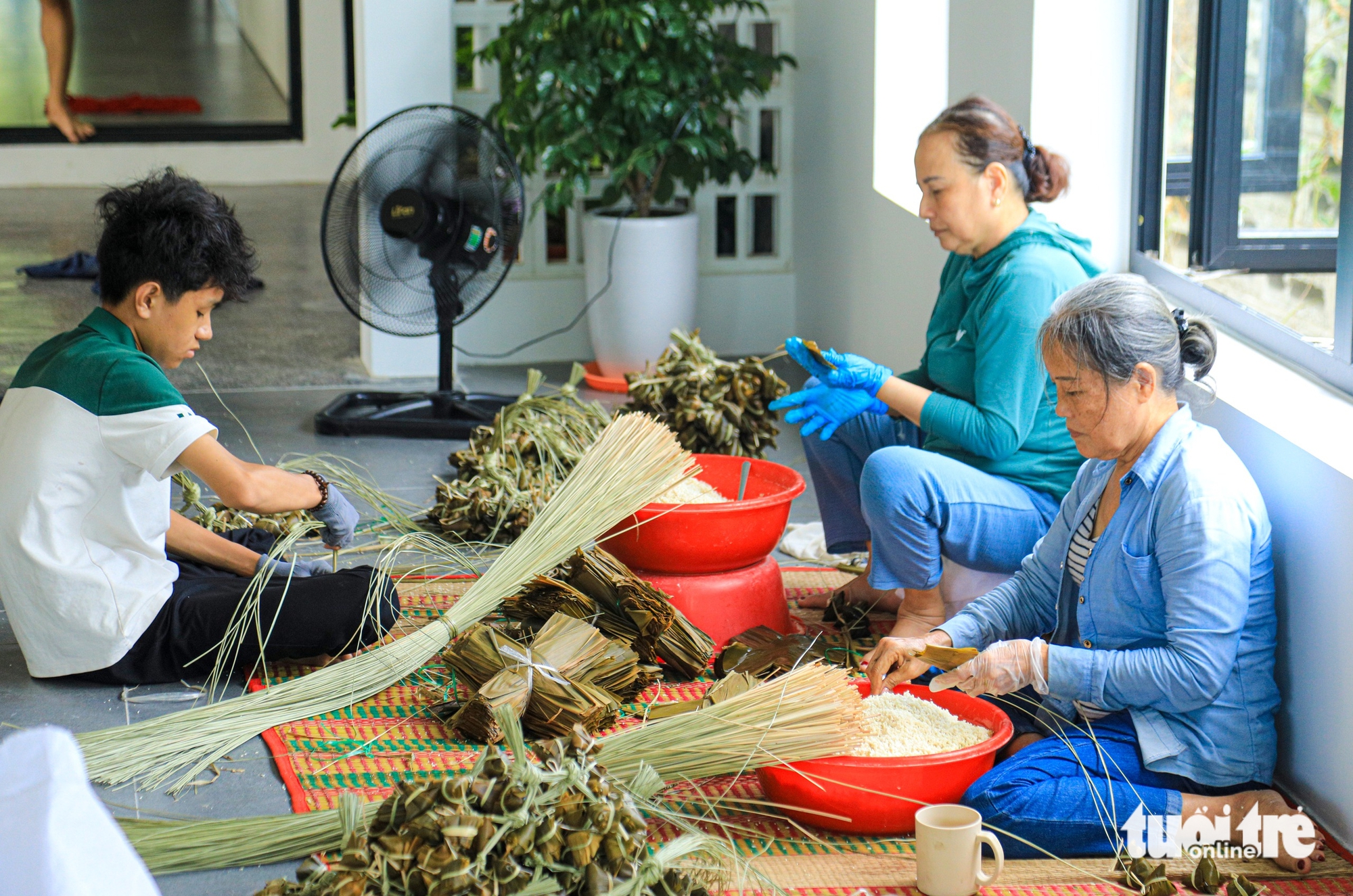 Bánh ú tro Hội An vào mùa, làm đến đâu bán hết đến đó - Ảnh 6. Bánh ú tro Hội An vào mùa, làm đến đâu bán hết đến đó - Ảnh 6.