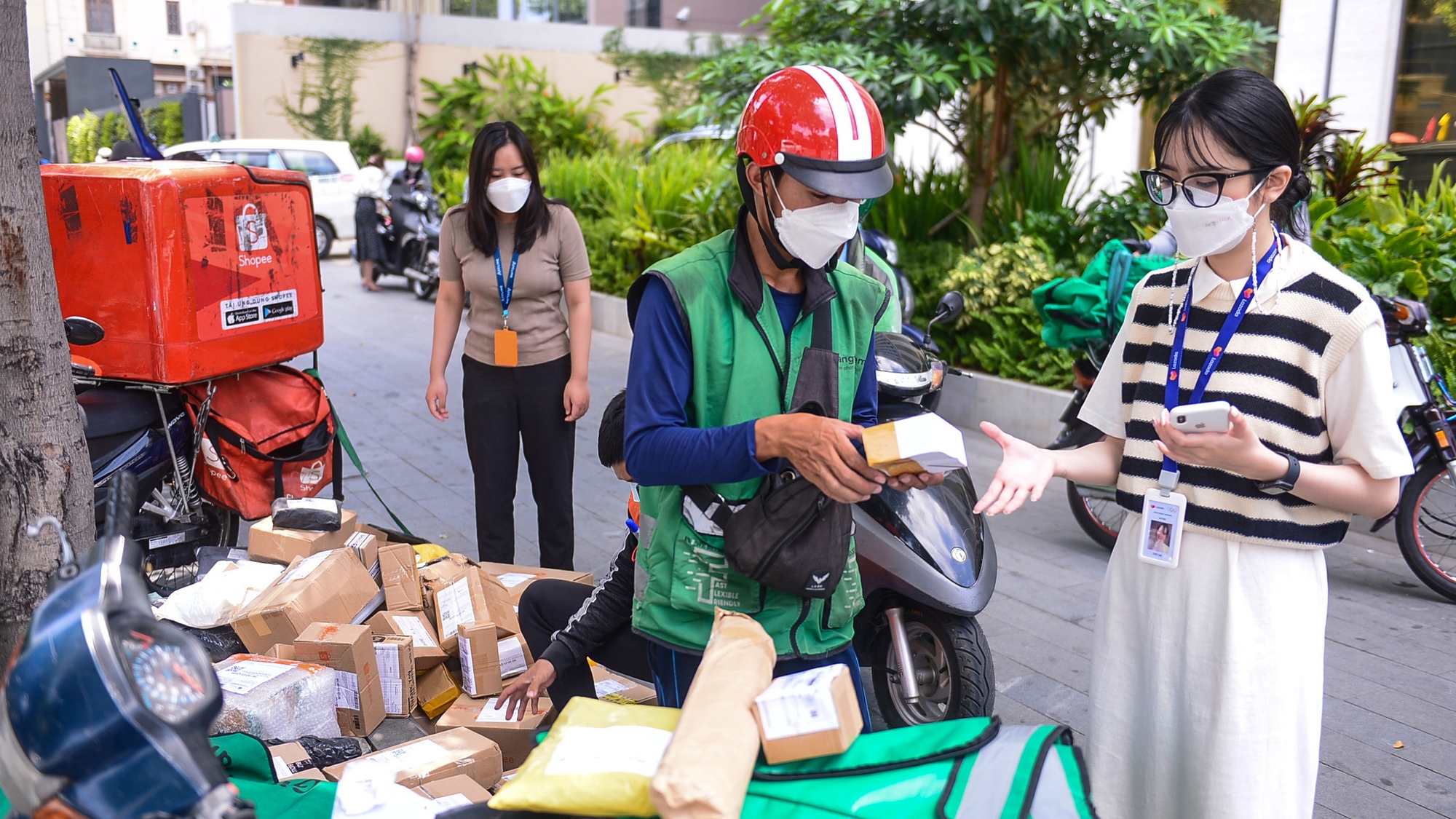Mỗi bưu kiện đều có mã định danh riêng - Ảnh 1.