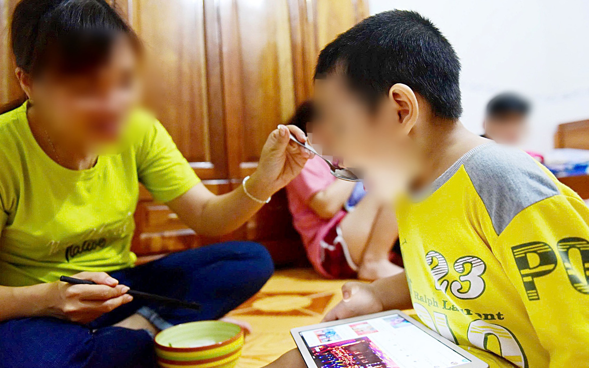 Bảo mẫu trường mầm non thừa nhận bắn dây thun vào chân trẻ em - Ảnh 2.
