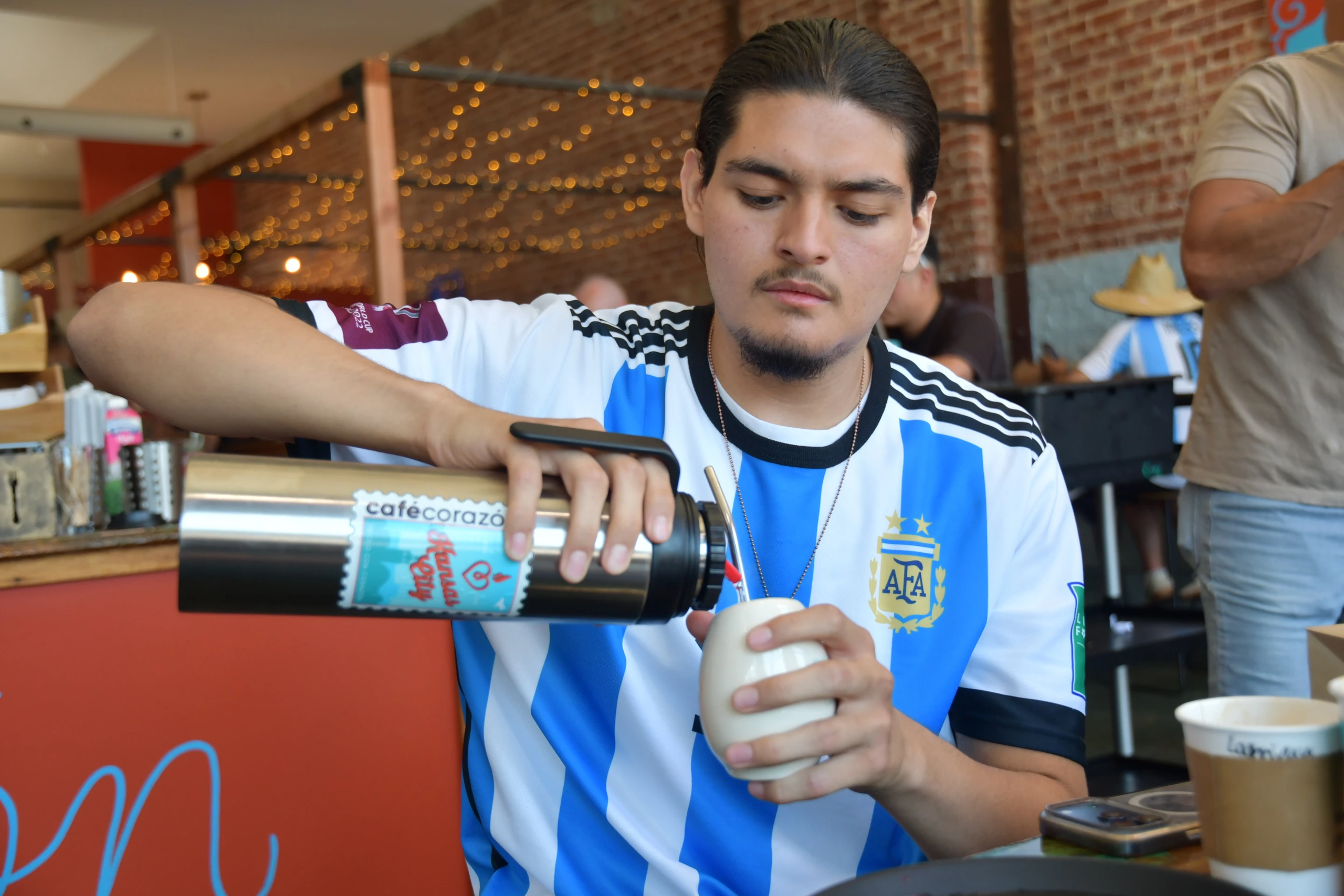 Thức uống nổi tiếng của Argentina được Messi và người hâm mộ World Cup yêu thích - Ảnh 2.