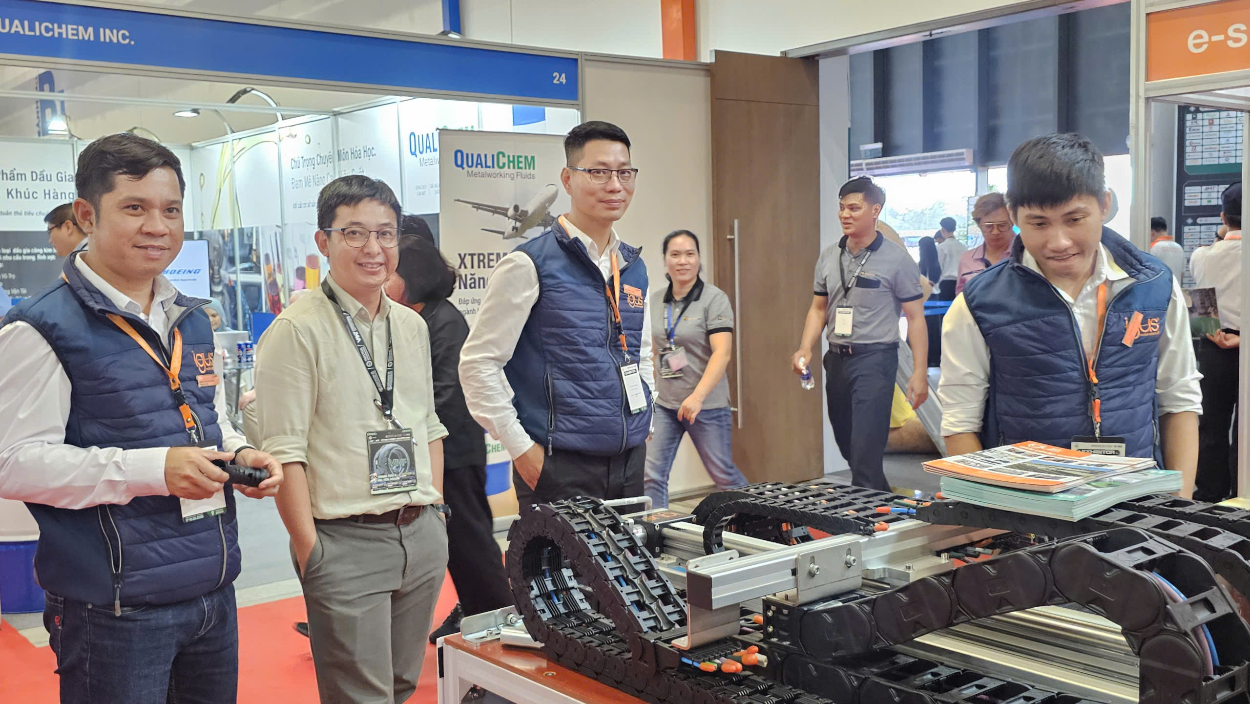 Từ điện toán đám mây, AI đến robot 100% nhựa, doanh nghiệp tìm lời giải tăng năng suất - Ảnh 2.