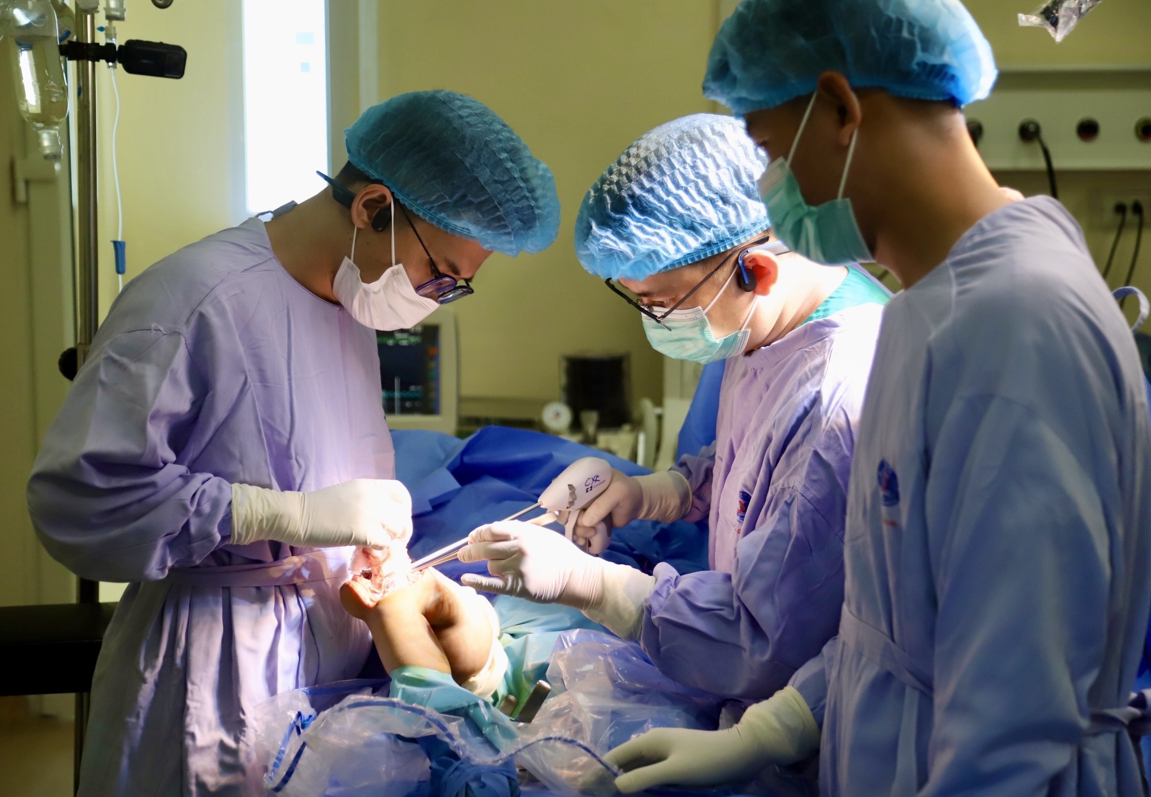 Phát hiện ung thư xương từ triệu chứng sưng đau khớp gối - Ảnh 1. Phát hiện ung thư xương từ triệu chứng sưng đau khớp gối - Ảnh 1.