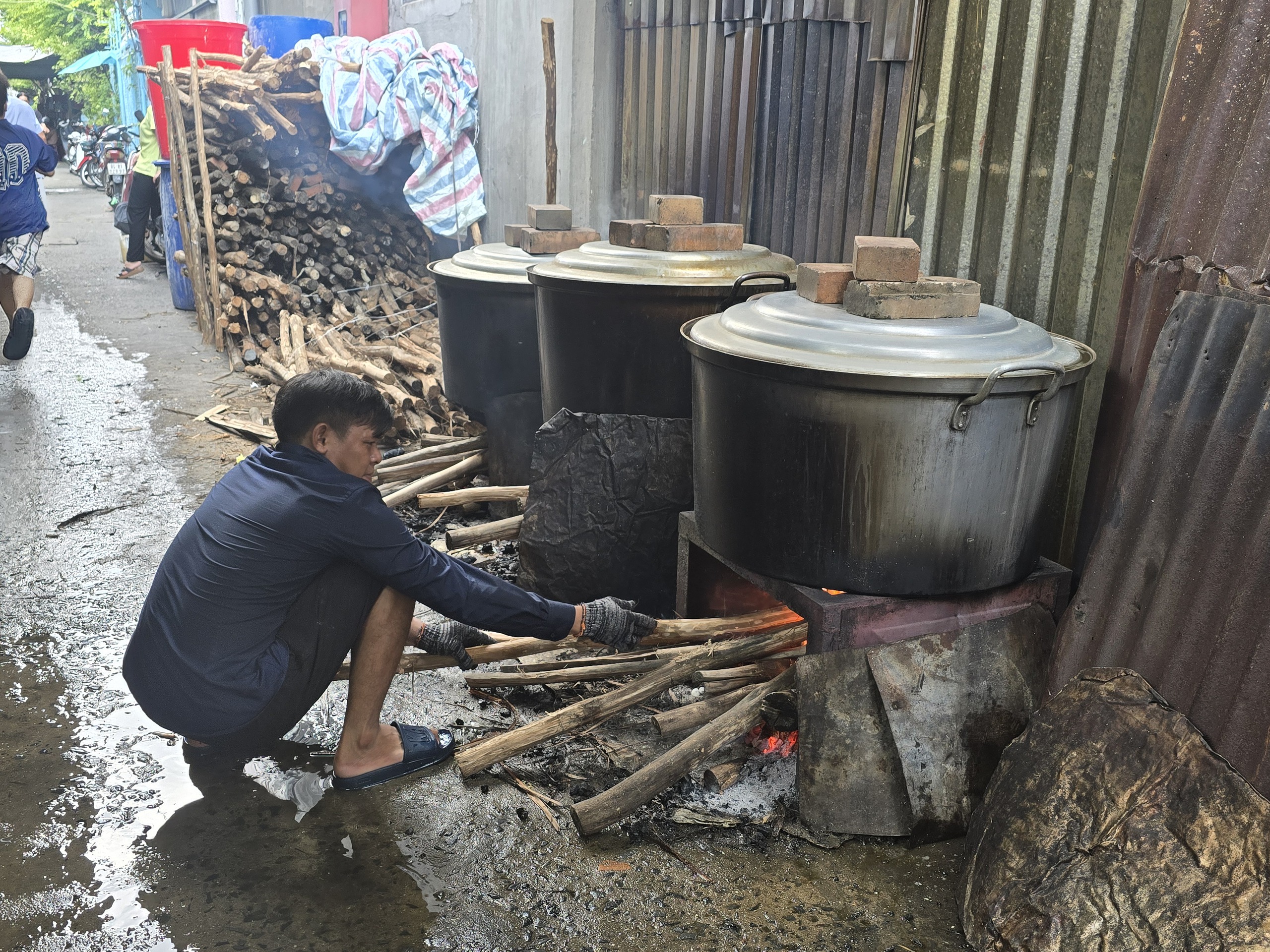 Xóm bánh ú lá tre rộn ràng mùa Tết Đoan ngọ và nỗi lo người tiếp nối - Ảnh 2.