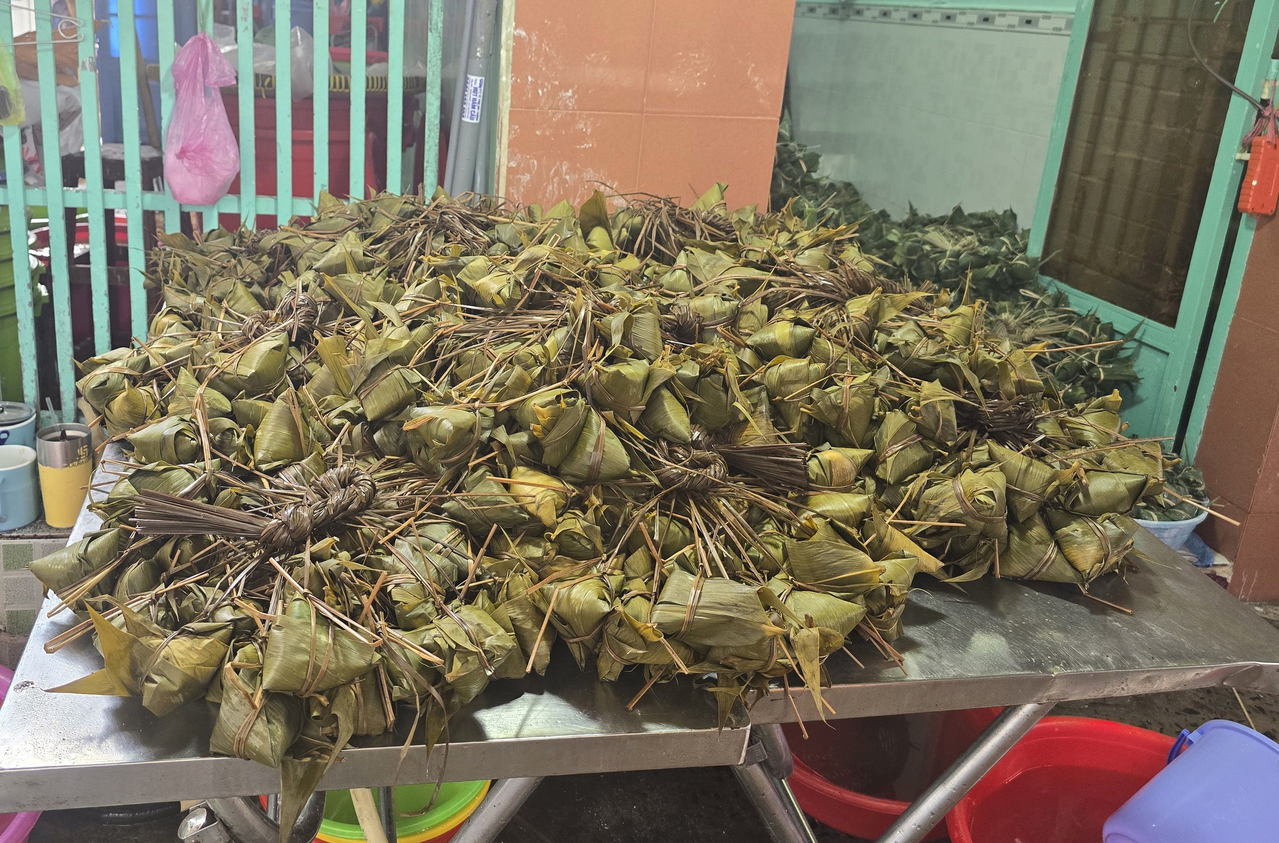 Xóm bánh ú lá tre rộn ràng mùa Tết Đoan ngọ và nỗi lo người tiếp nối - Ảnh 8.