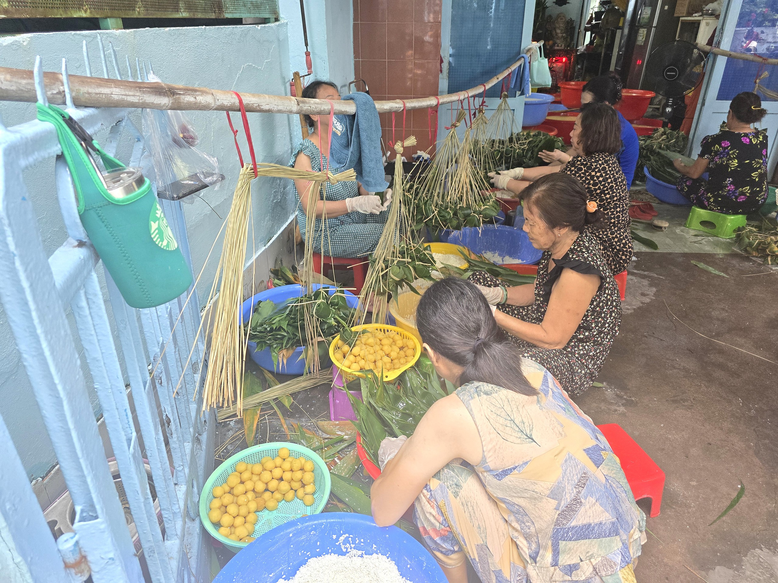 Xóm bánh ú lá tre rộn ràng mùa Tết Đoan ngọ và nỗi lo người tiếp nối - Ảnh 5.
