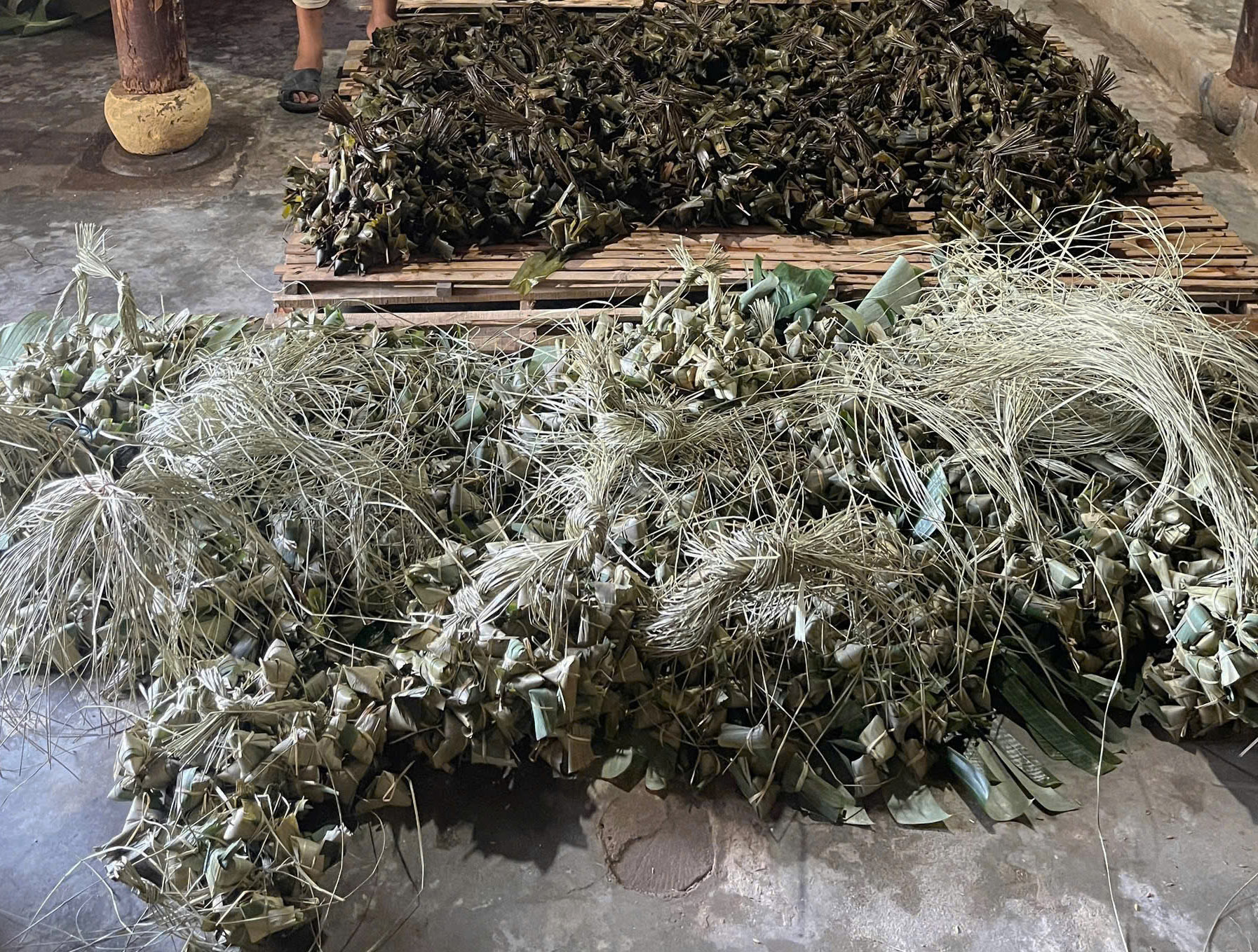 Phát hiện cơ sở sản xuất bánh ú tro sử dụng hàn the - Ảnh 2.