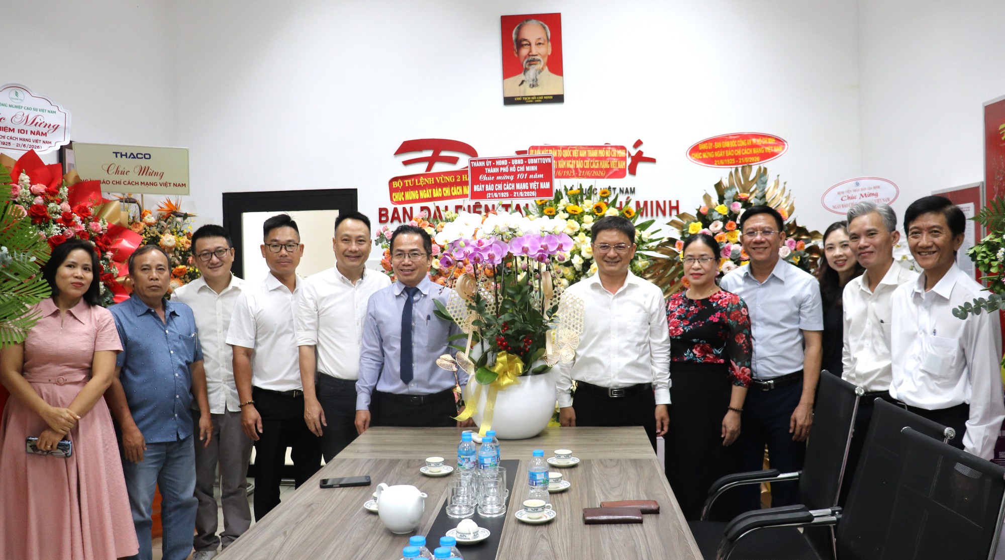 Lãnh đạo TP.HCM thăm, chúc mừng các cơ quan báo chí nhân ngày 21-6 - Ảnh 2. Lãnh đạo TP.HCM thăm, chúc mừng các cơ quan báo chí nhân ngày 21-6 - Ảnh 2.
