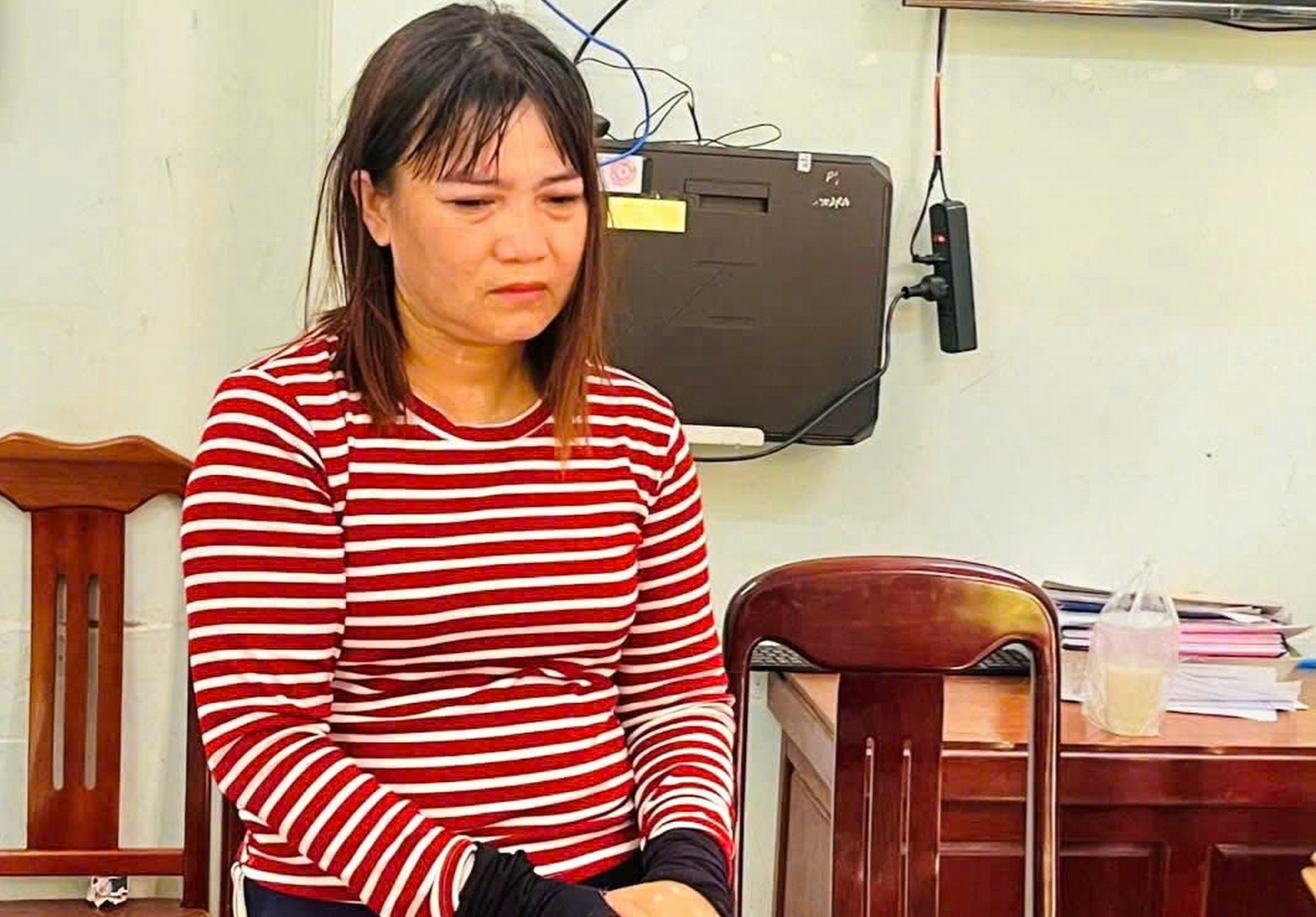 Người phụ nữ lừa đảo chiếm đoạt tài sản bị đưa đi chấp hành án sau khi lẩn trốn - Ảnh 1.