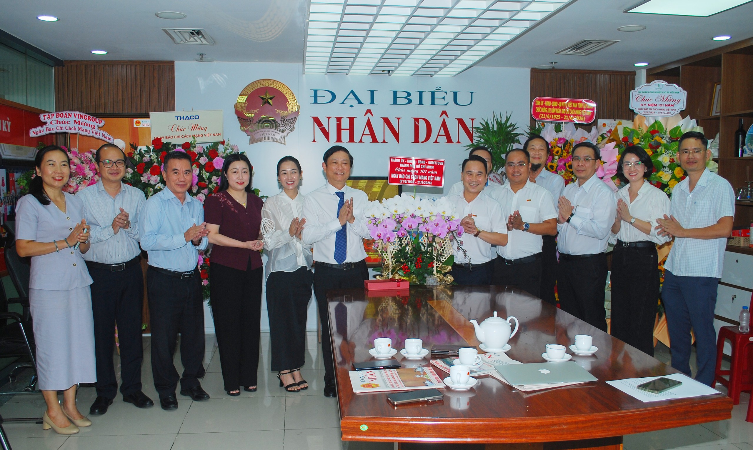 Lãnh đạo TP.HCM thăm, chúc mừng các cơ quan báo chí nhân ngày 21-6 - Ảnh 1.