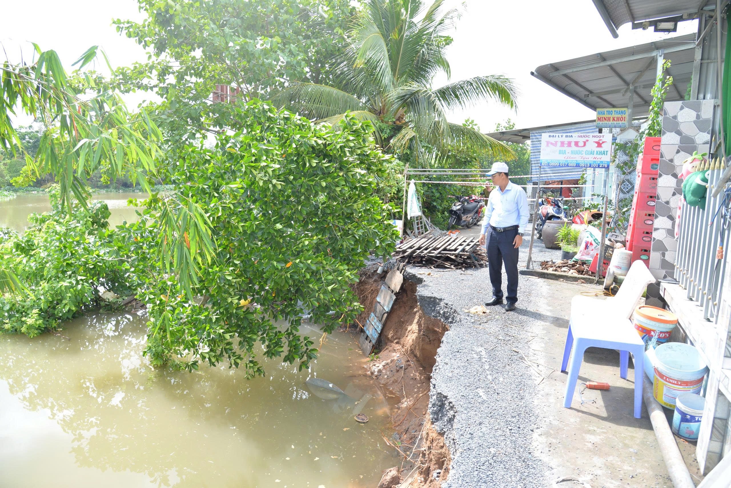 Sạt lở bờ sông Cổ Cò cắt đứt tuyến đường nhựa 5 , 6 tỉ đồng tại Đồng Tháp - Ảnh 3.