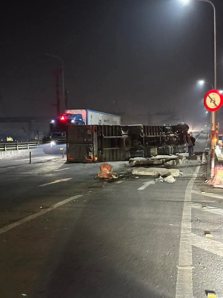Quốc lộ 1 kẹt xe gần 5km khi xe tải lật chắn ngang đường trên cầu vượt Tân Vạn - Ảnh 10.
