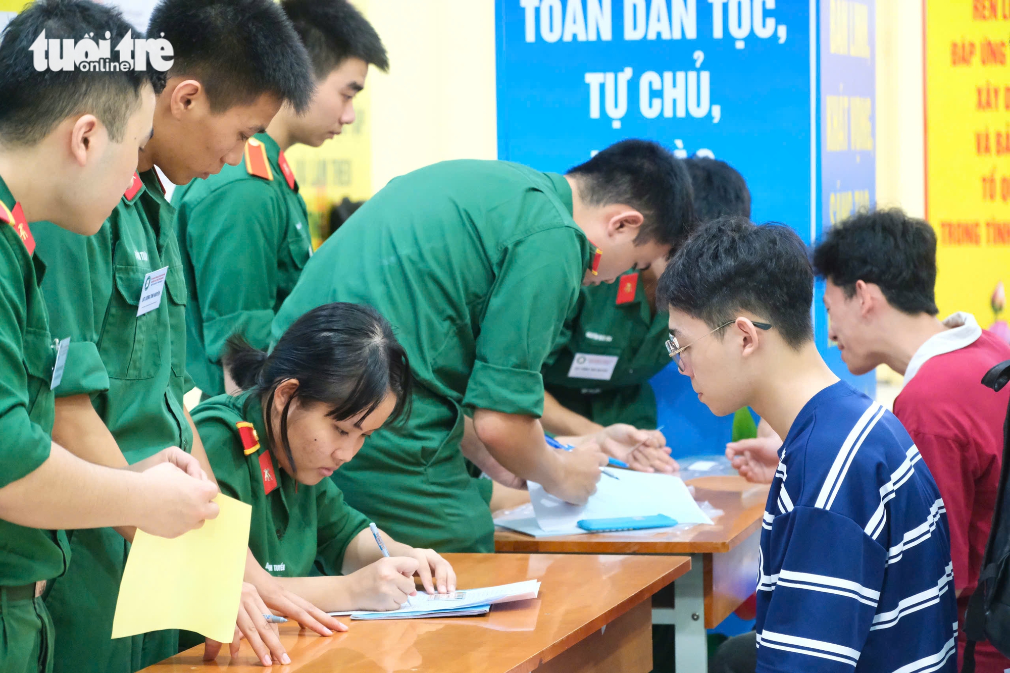 Gần 23.000 thí sinh thi đánh giá năng lực của Bộ Quốc phòng tìm suất vào 23 trường quân đội - Ảnh 3.