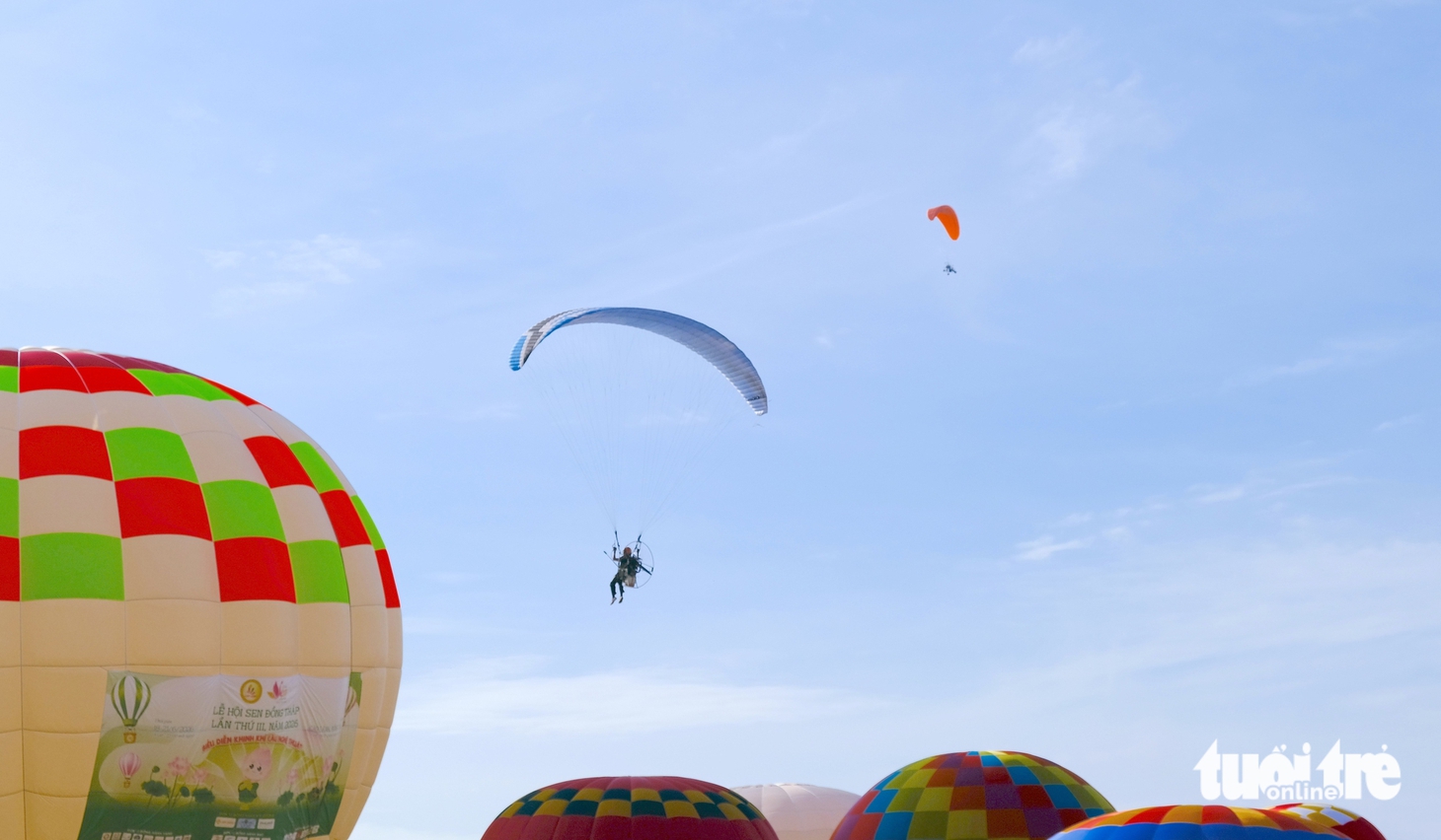 Paragliders, hot-air balloons, 2,000-women ‘ao dai’ parade draw crowds at Vietnam’s Dong Thap lotus festival- Ảnh 1. Paragliders, hot-air balloons, 2,000-women ‘ao dai’ parade draw crowds at Vietnam’s Dong Thap lotus festival- Ảnh 1.