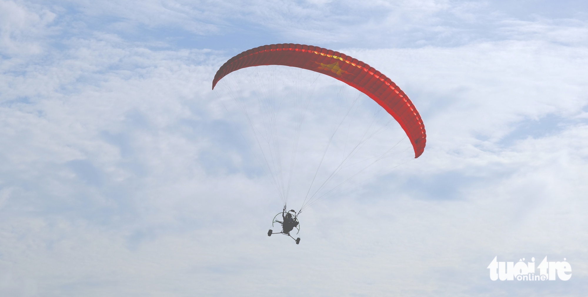 Paragliders, hot-air balloons, 2,000-women ‘ao dai’ parade draw crowds at Vietnam’s Dong Thap lotus festival- Ảnh 3. Paragliders, hot-air balloons, 2,000-women ‘ao dai’ parade draw crowds at Vietnam’s Dong Thap lotus festival- Ảnh 3.