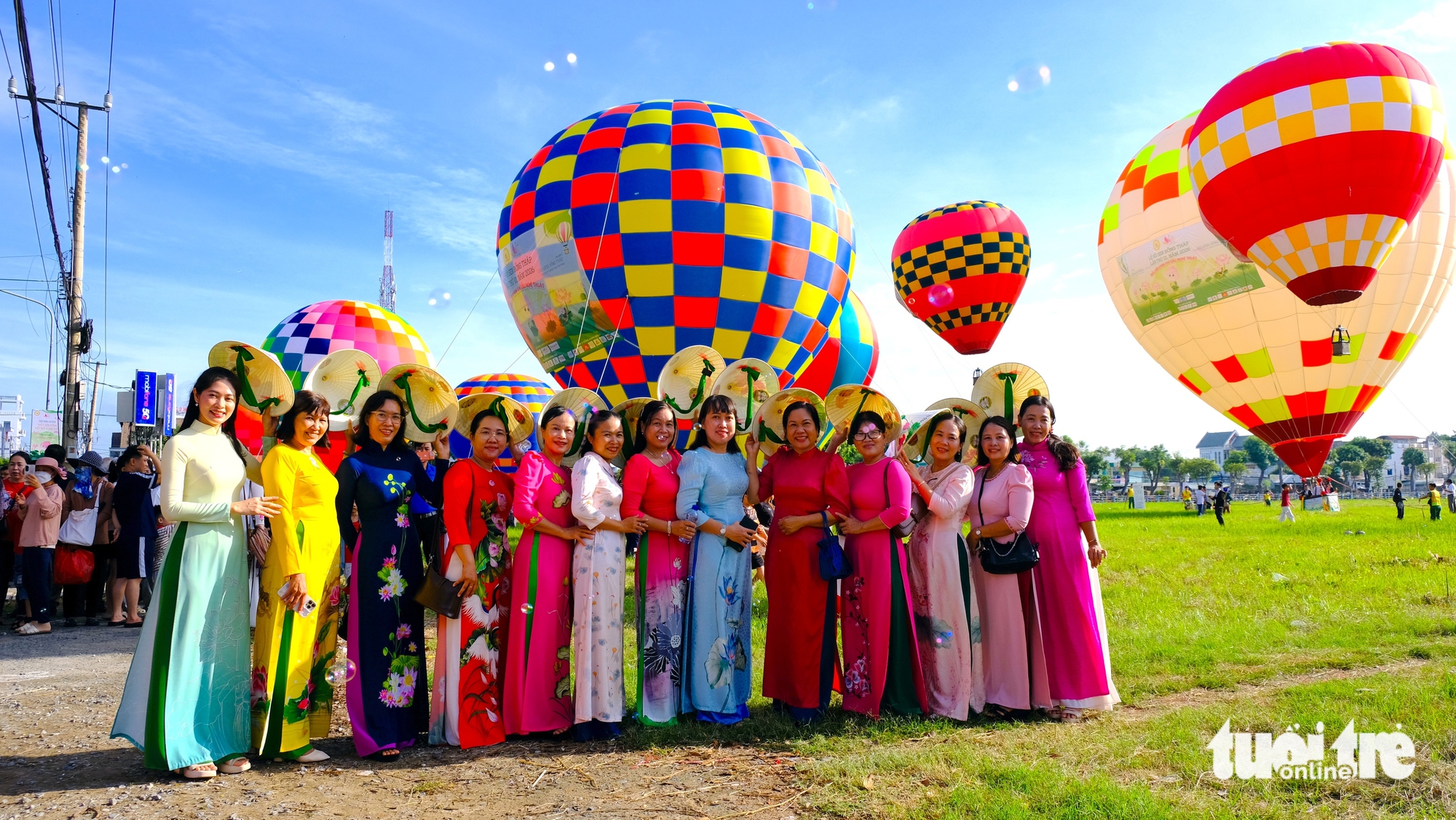 Paragliders, hot-air balloons, 2,000-women ‘ao dai’ parade draw crowds at Vietnam’s Dong Thap lotus festival- Ảnh 5. Paragliders, hot-air balloons, 2,000-women ‘ao dai’ parade draw crowds at Vietnam’s Dong Thap lotus festival- Ảnh 5.