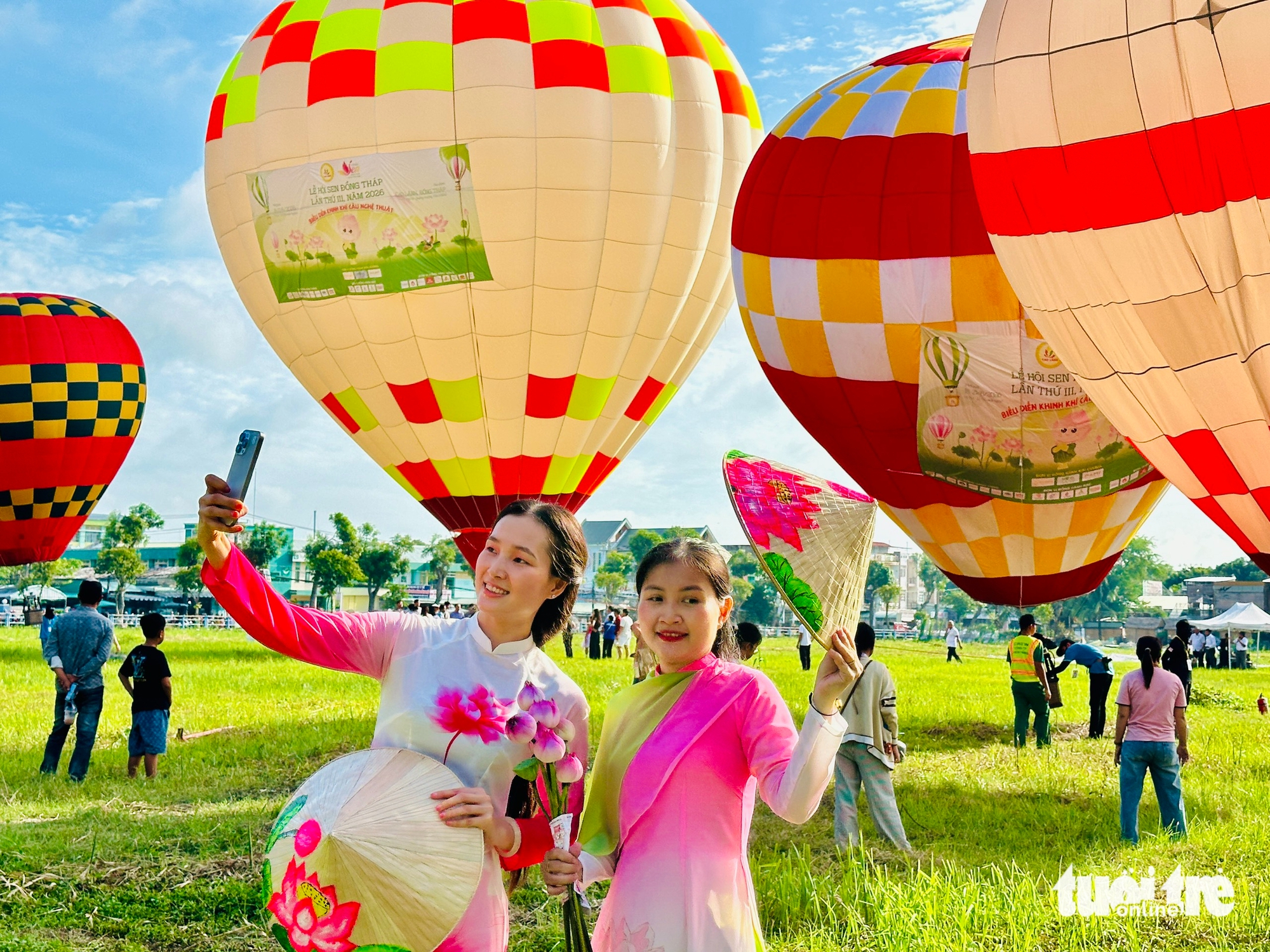 Paragliders, hot-air balloons, 2,000-women ‘ao dai’ parade draw crowds at Vietnam’s Dong Thap lotus festival- Ảnh 6. Paragliders, hot-air balloons, 2,000-women ‘ao dai’ parade draw crowds at Vietnam’s Dong Thap lotus festival- Ảnh 6.