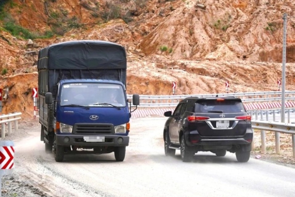 cao tốc - Ảnh 1. Tuyến đèo Khánh Lê (trên quốc lộ 27C) nối Nha Trang - Đà Lạt thường xuyên xảy ra sạt lở vào mùa mưa bão nên cần đầu tư dự án cao tốc Nha Trang - Đà Lạt - Ảnh: NGUYỄN HOÀNG Khánh Hòa trình Thủ tướng chấp thuận triển khai cao tốc Nha Trang - Đà Lạt theo phương thức PPP - Ảnh 1.