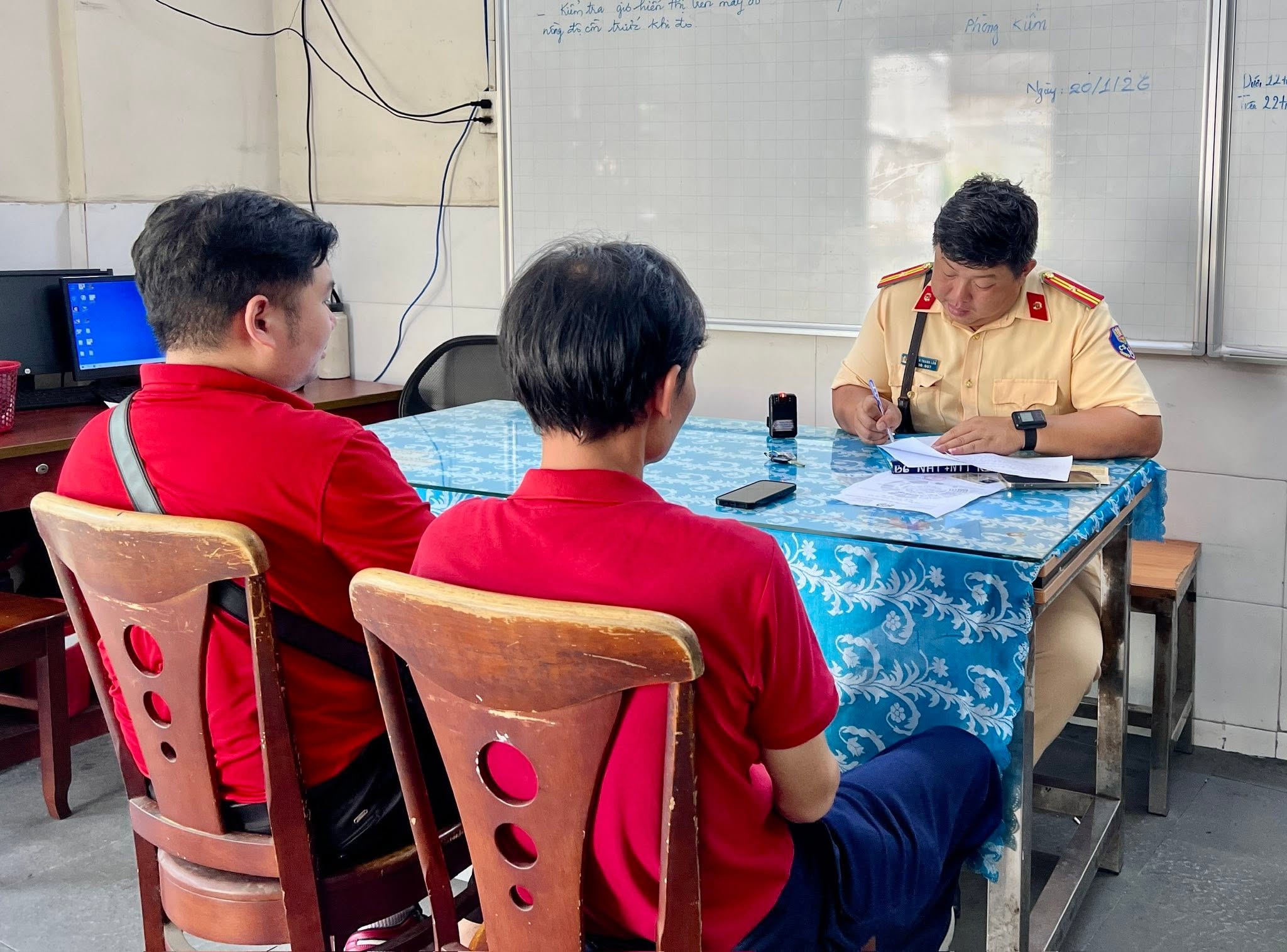 Xử phạt xe buýt 2 tầng chở hoa hậu Hương Giang - Ảnh 1.