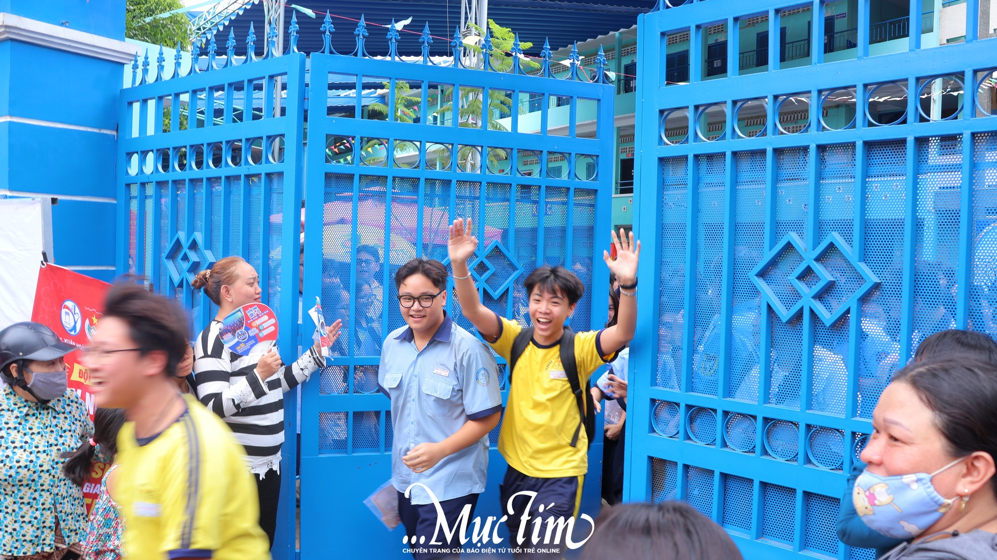 Tuyển sinh lớp 10 TP.HCM: Thí sinh nhận xét đề toán dễ hơn năm trước, nhưng phần hình học khó- Ảnh 4.