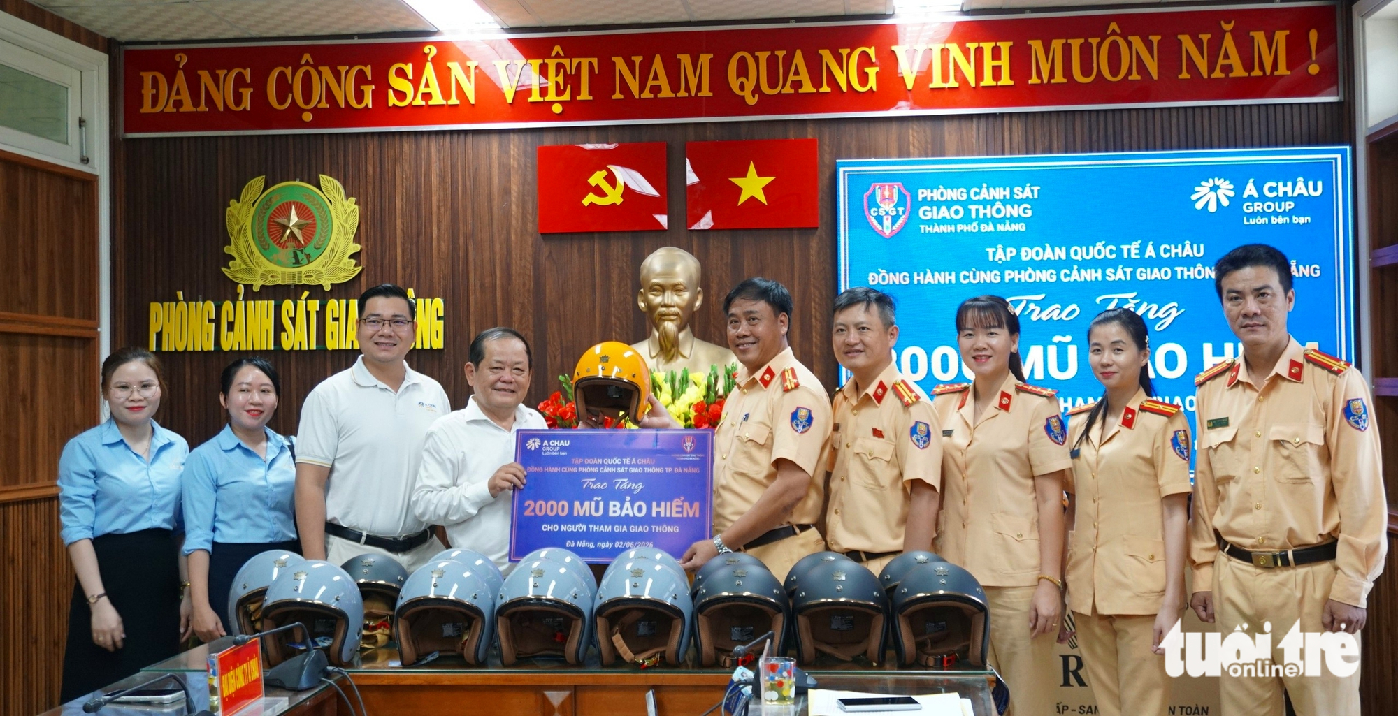 Người dân Đà Nẵng bất ngờ khi được CSGT dừng xe tặng mũ bảo hiểm xịn - Ảnh 1.