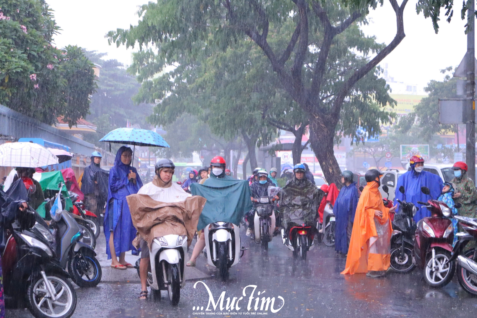 Trời mưa tầm tã trong ngày cuối thi tuyển sinh 10 ở TP.HCM - Ảnh 3.
