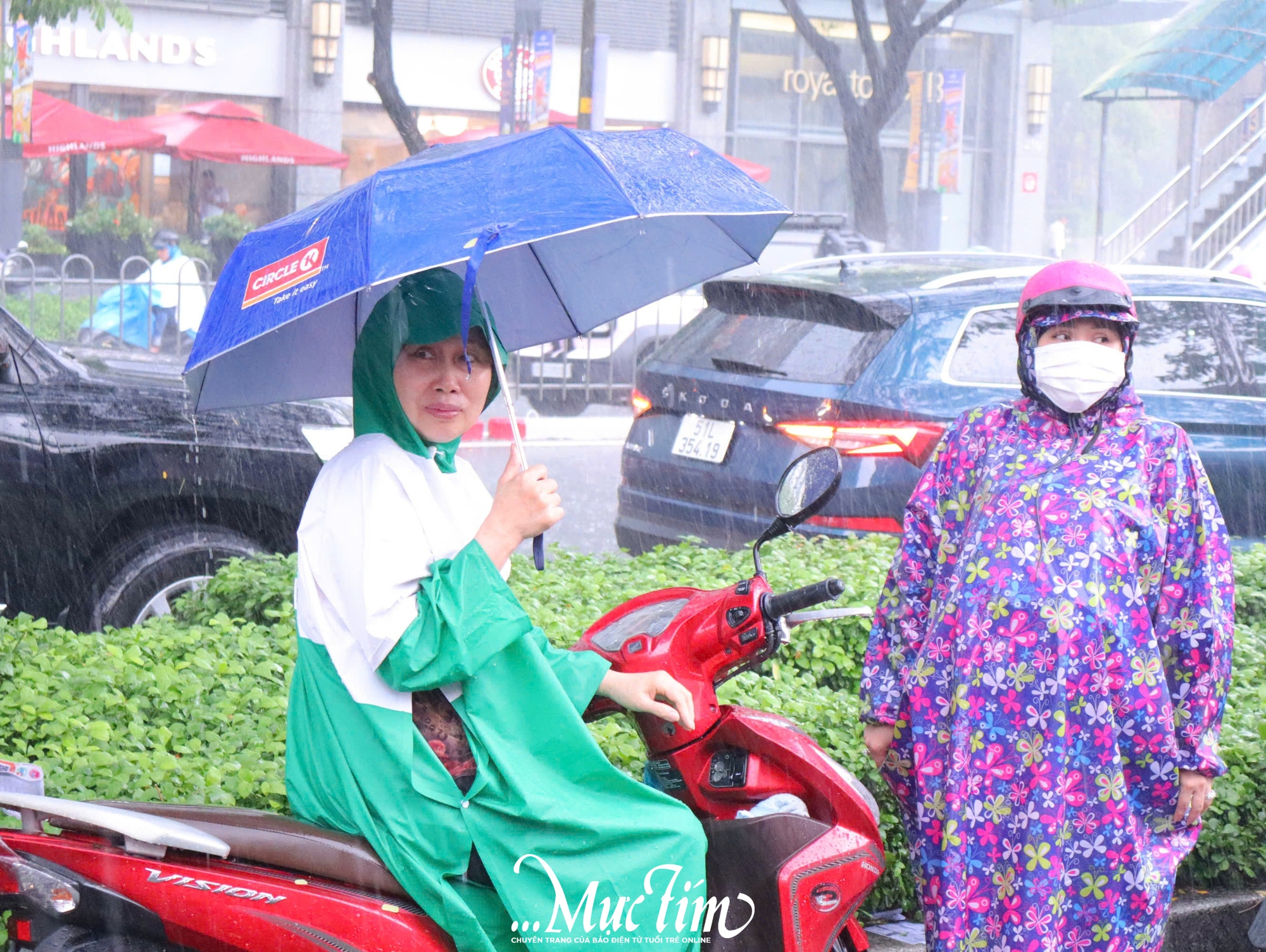 Trời mưa tầm tã trong ngày cuối thi tuyển sinh 10 ở TP.HCM - Ảnh 4.