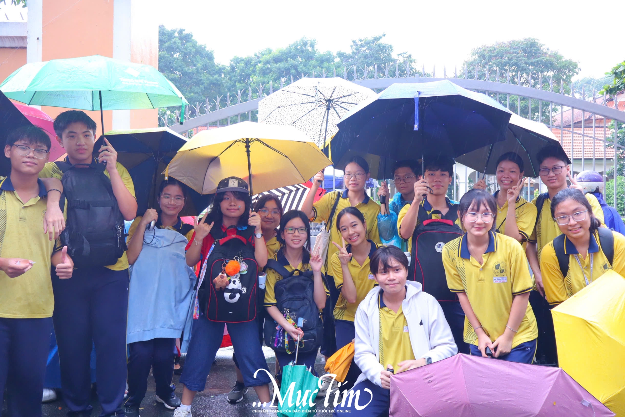 Trời mưa tầm tã trong ngày cuối thi tuyển sinh 10 ở TP.HCM - Ảnh 5.