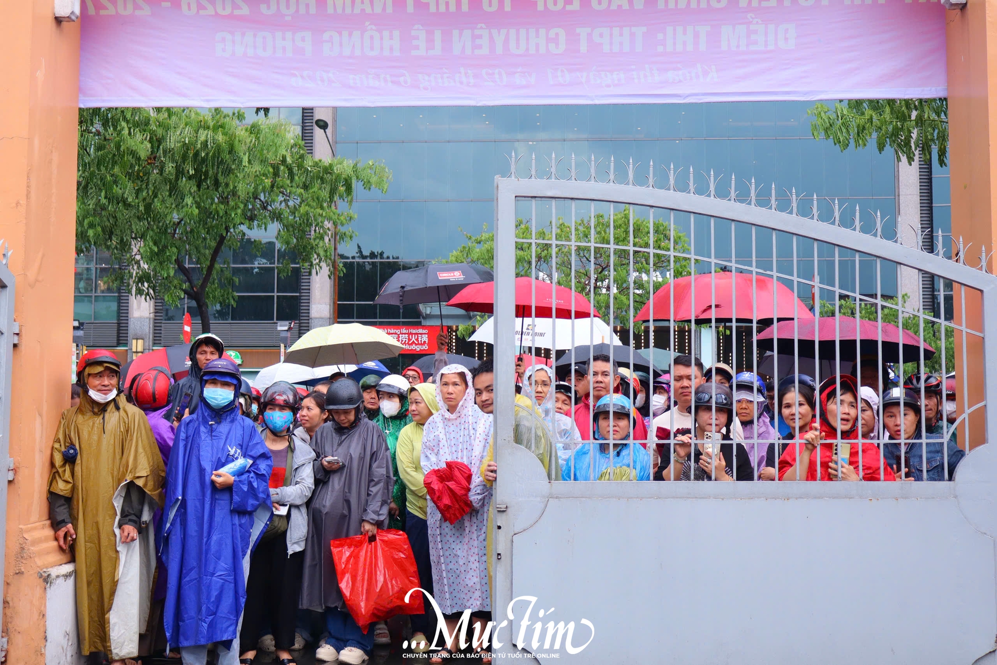 Trời mưa tầm tã trong ngày cuối thi tuyển sinh 10 ở TP.HCM - Ảnh 10.