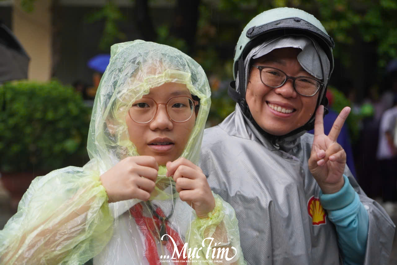 Trời mưa tầm tã trong ngày cuối thi tuyển sinh 10 ở TP.HCM - Ảnh 23.