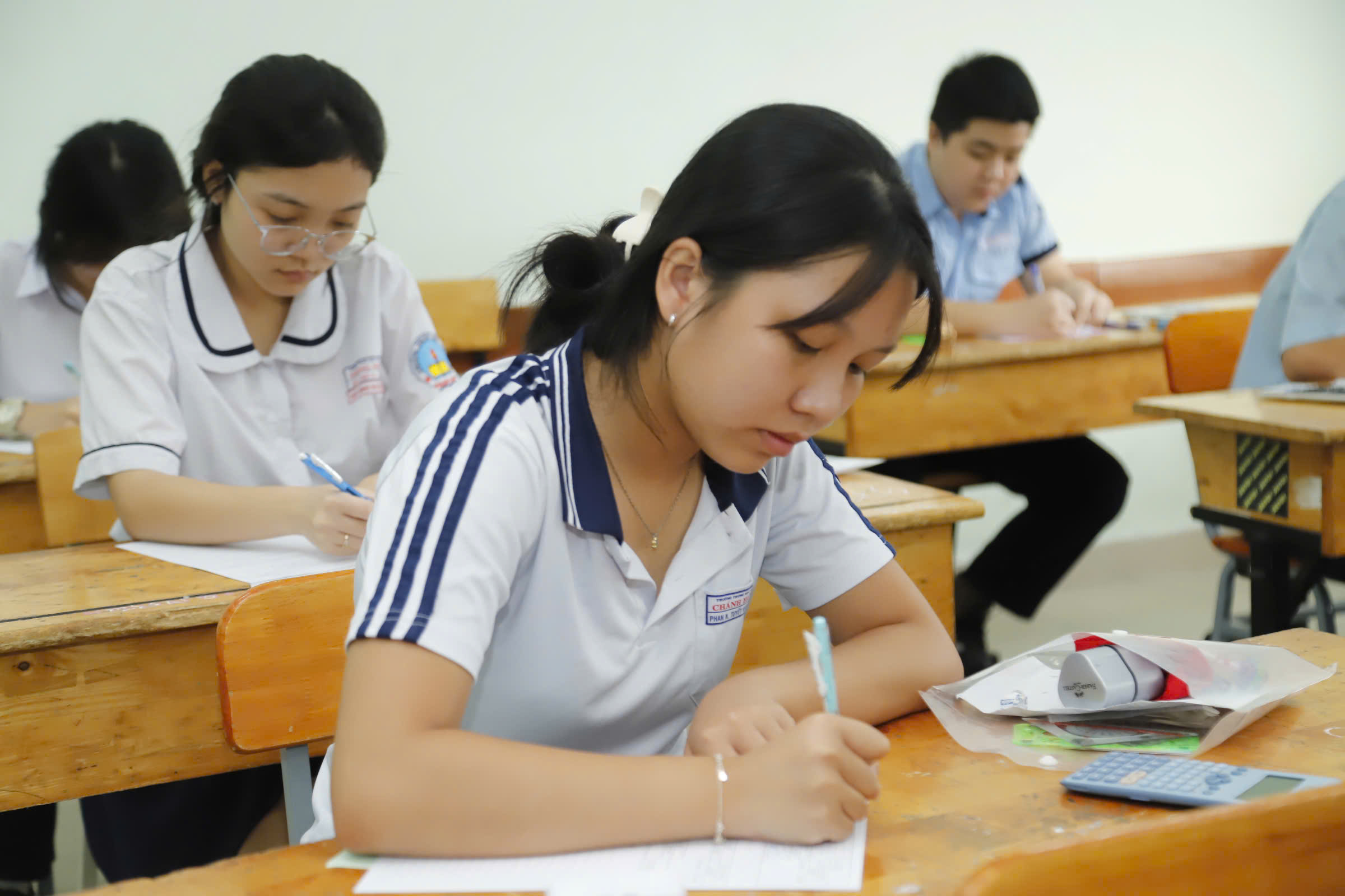 Thêm nhiều trường công bố điểm chuẩn sáng nay, nhiều biến động - Ảnh 1.