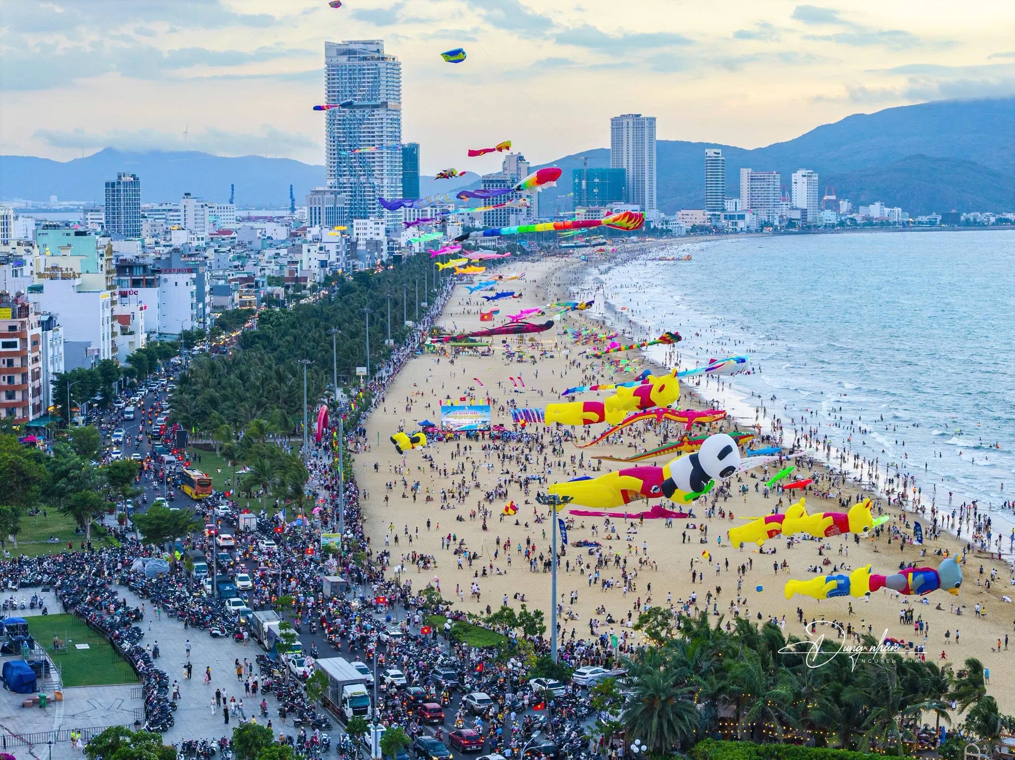 Ngắm những cánh diều khổng lồ bay rợp trời bờ biển Quy Nhơn - Ảnh 11.