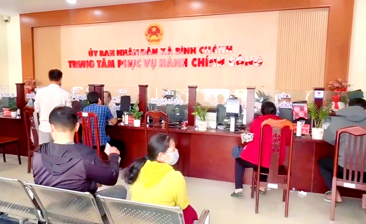 Bình Chánh làm thêm giờ phục vụ người dân, rút ngắn thời gian giải quyết thủ tục hành chính - Ảnh 1.