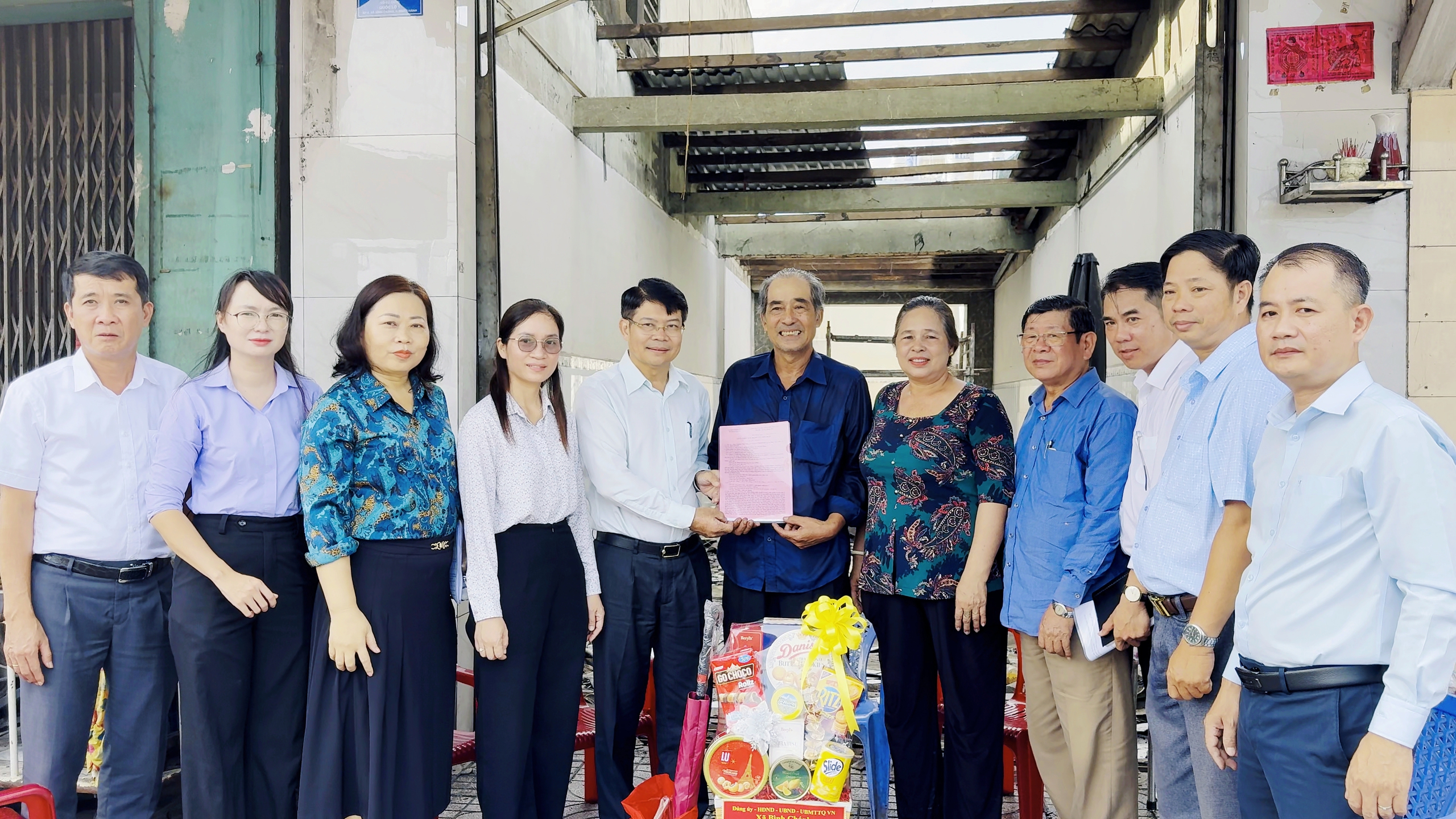 Bình Chánh làm thêm giờ phục vụ người dân, rút ngắn thời gian giải quyết thủ tục hành chính - Ảnh 2.